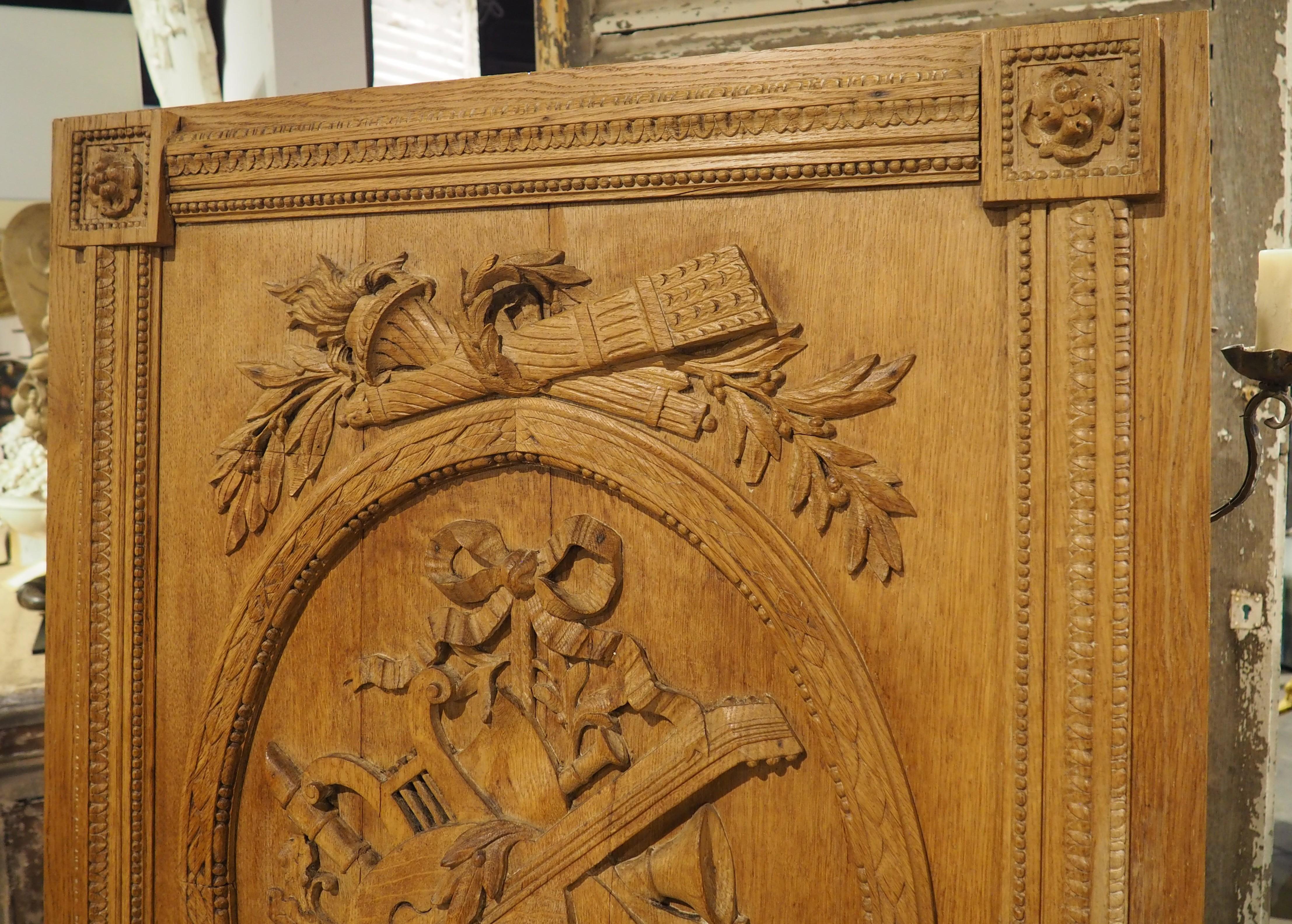 Specchio francese del XIX secolo in Oak intagliato in stile Luigi XVI per il Trofeo Musicale Trumeau In condizioni buone in vendita a Dallas, TX