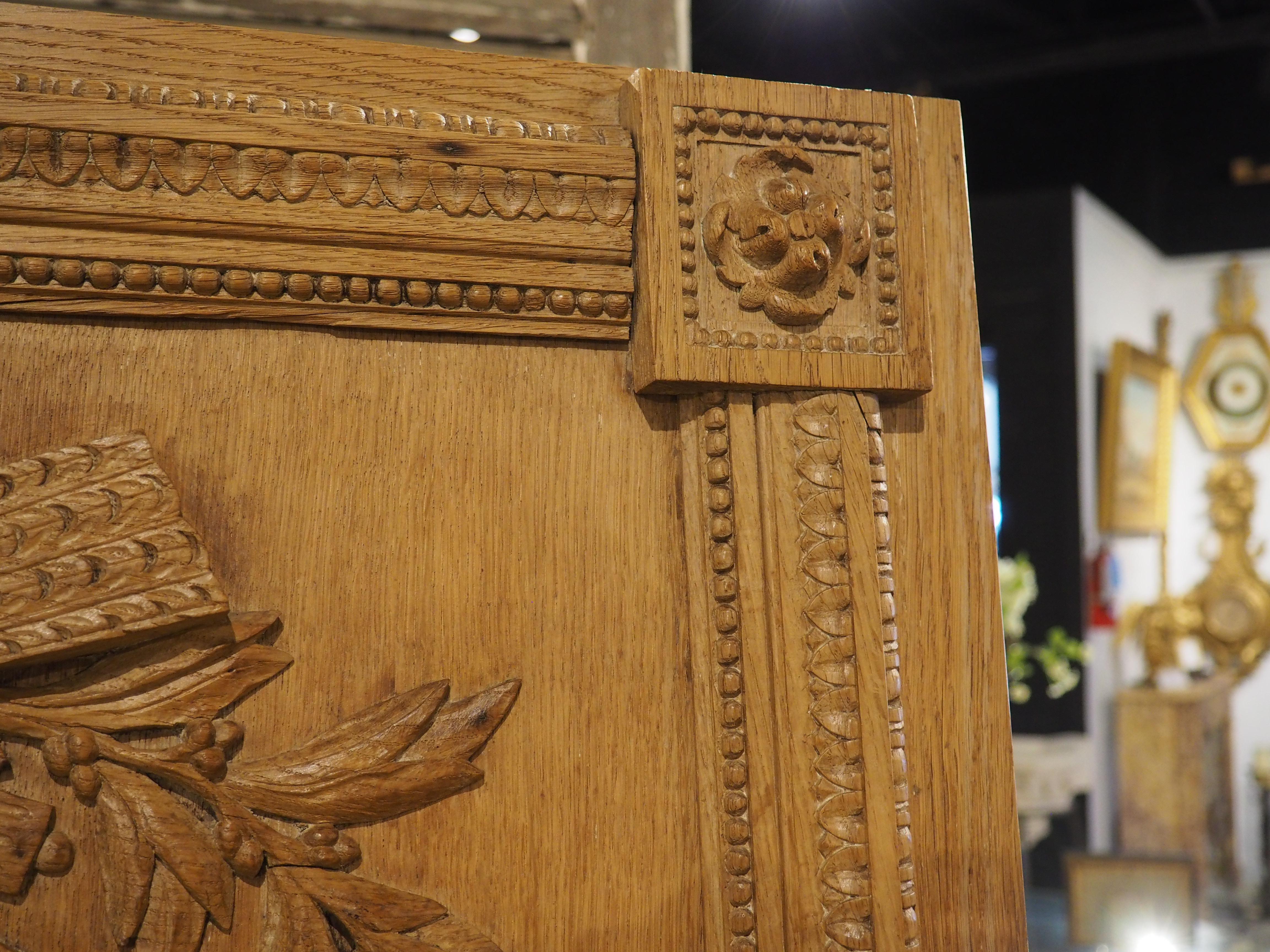 Vetro Specchio francese del XIX secolo in Oak intagliato in stile Luigi XVI per il Trofeo Musicale Trumeau in vendita