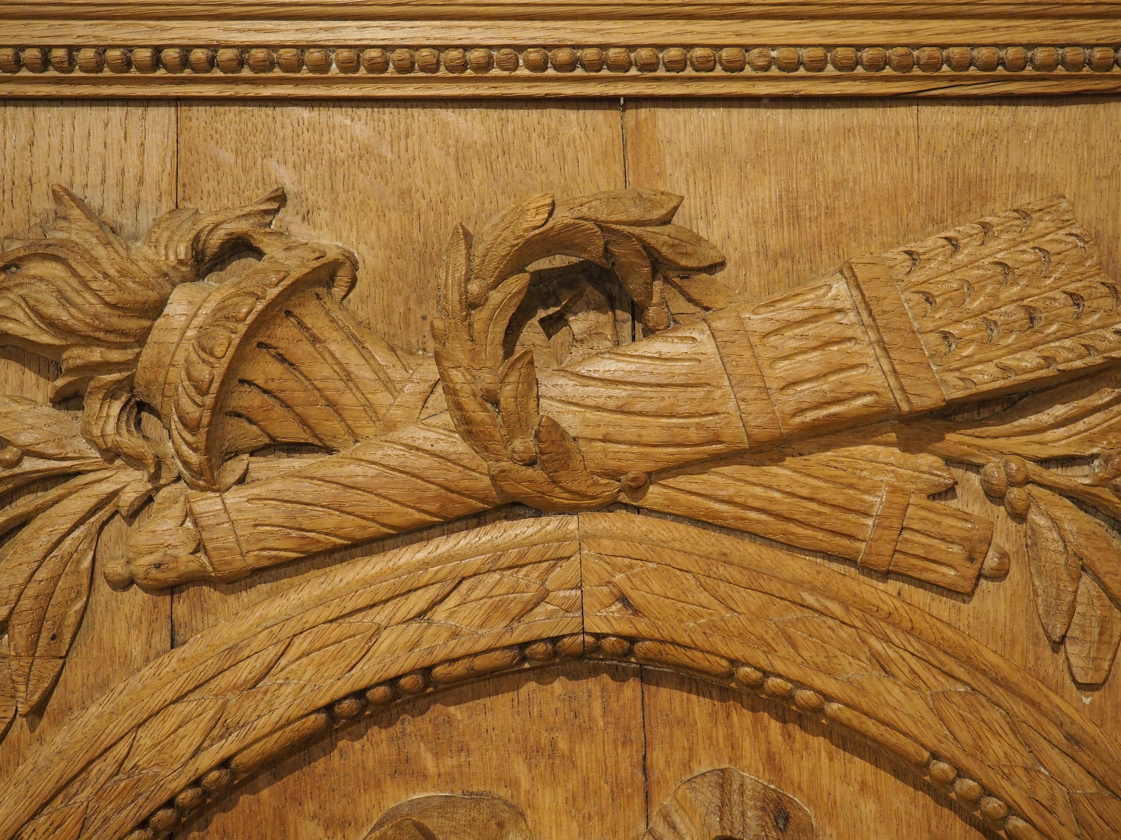 Specchio francese del XIX secolo in Oak intagliato in stile Luigi XVI per il Trofeo Musicale Trumeau in vendita 1