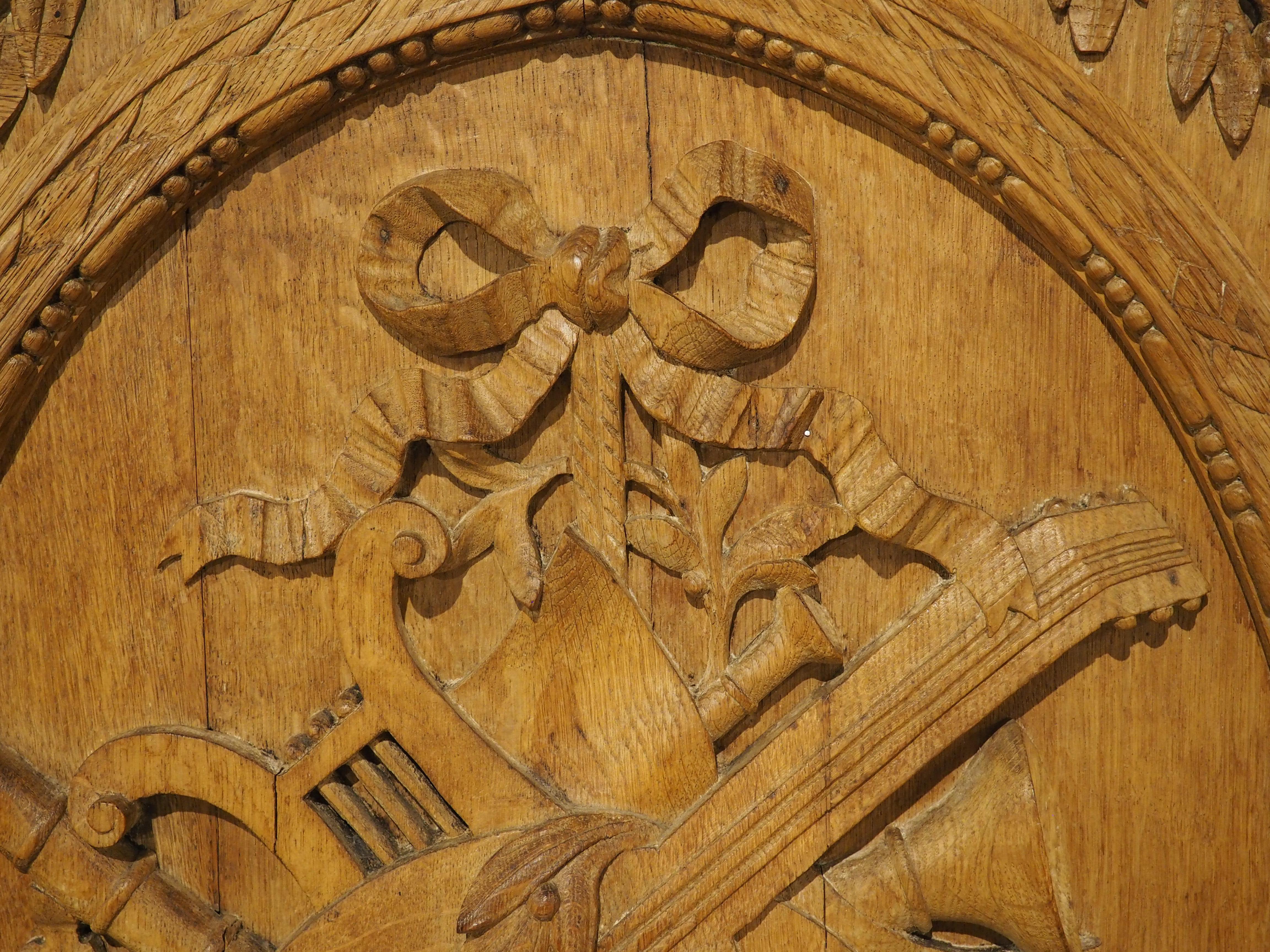 Specchio francese del XIX secolo in Oak intagliato in stile Luigi XVI per il Trofeo Musicale Trumeau in vendita 2