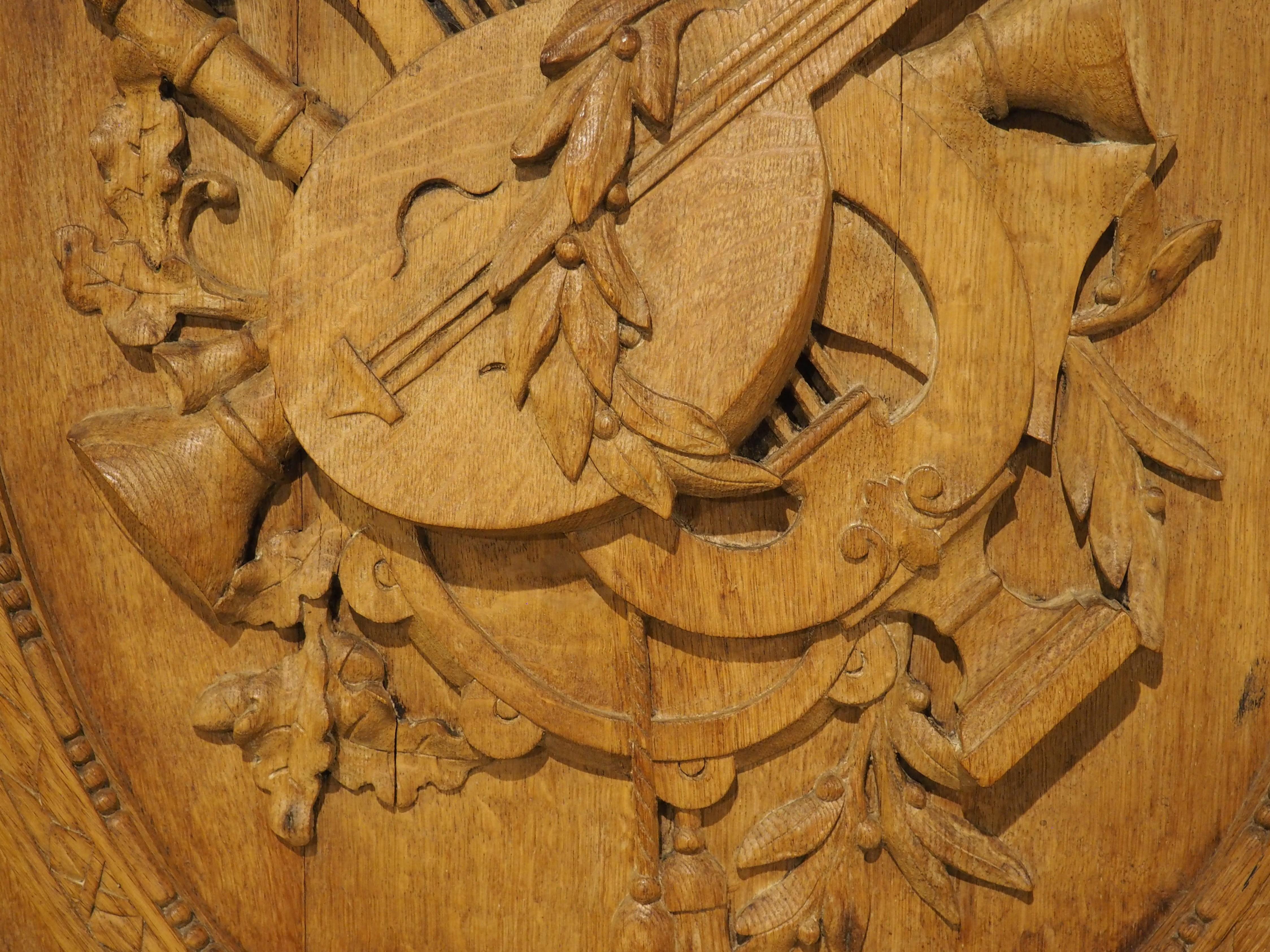 Specchio francese del XIX secolo in Oak intagliato in stile Luigi XVI per il Trofeo Musicale Trumeau in vendita 3