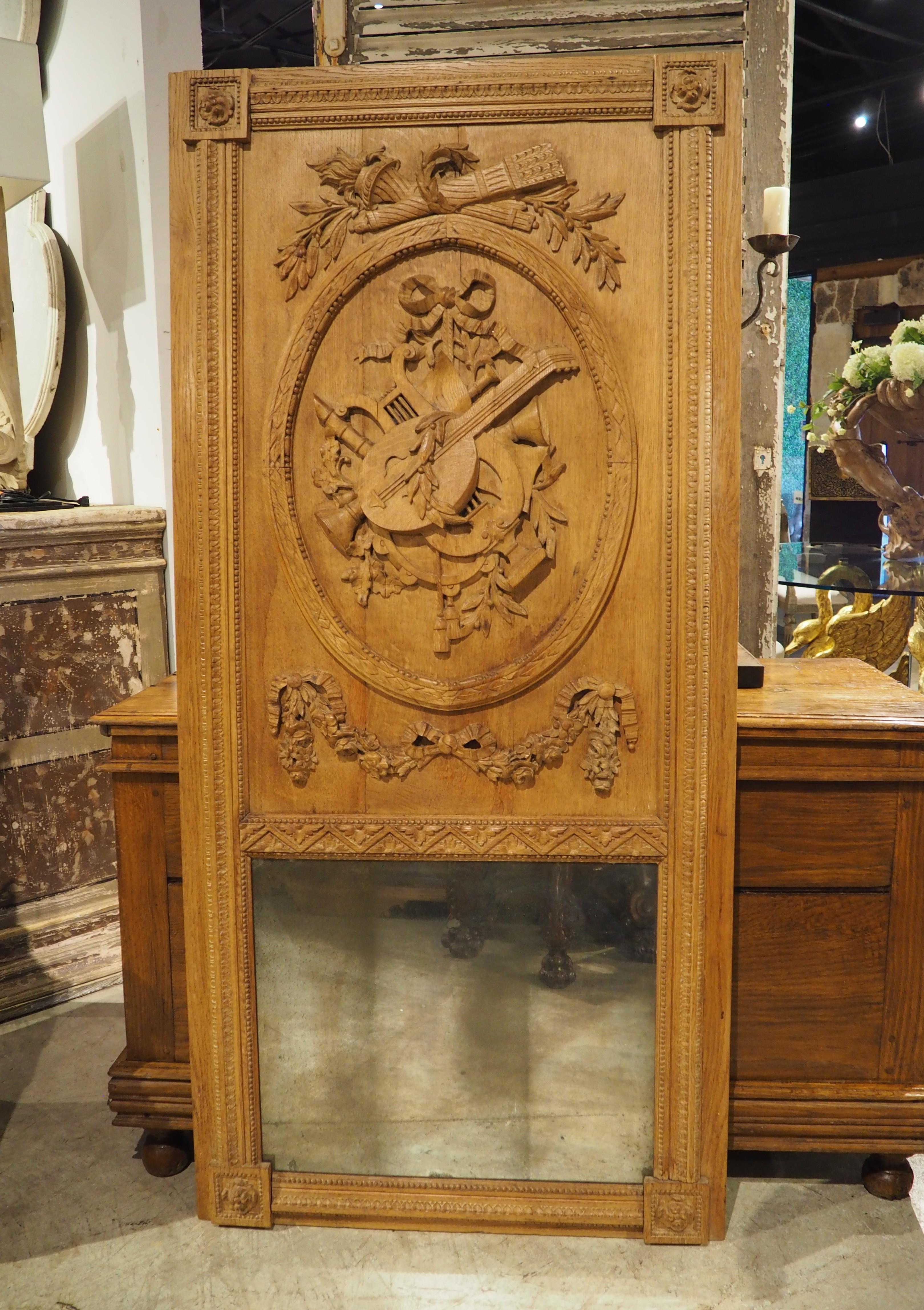 Specchio francese del XIX secolo in Oak intagliato in stile Luigi XVI per il Trofeo Musicale Trumeau in vendita
