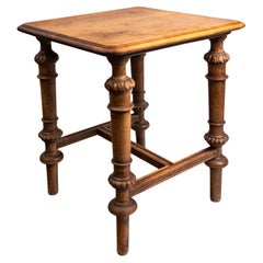 Table d'appoint sculptée en chêne français du 19ème siècle, tabouret bas et pouf