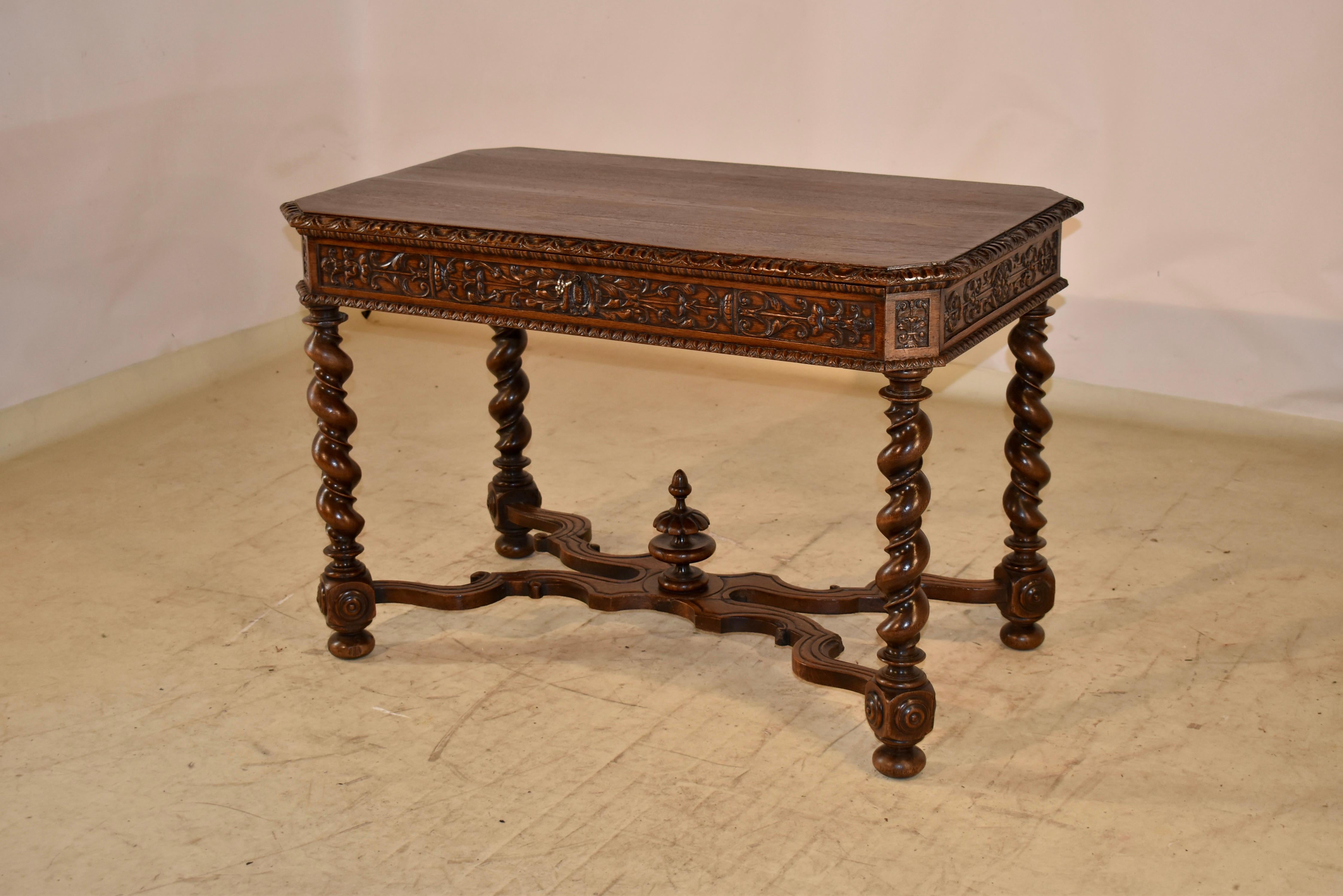 Table sculptée en Oak Oak français du 19ème siècle Bon état - En vente à High Point, NC