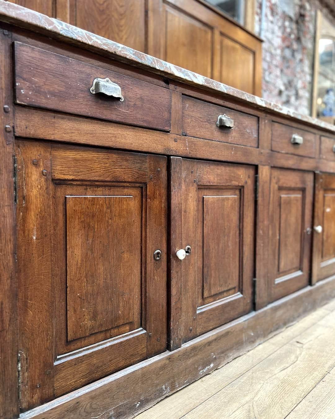 Credenza Château in Oak francese del XIX secolo con piano in marmo in vendita 2