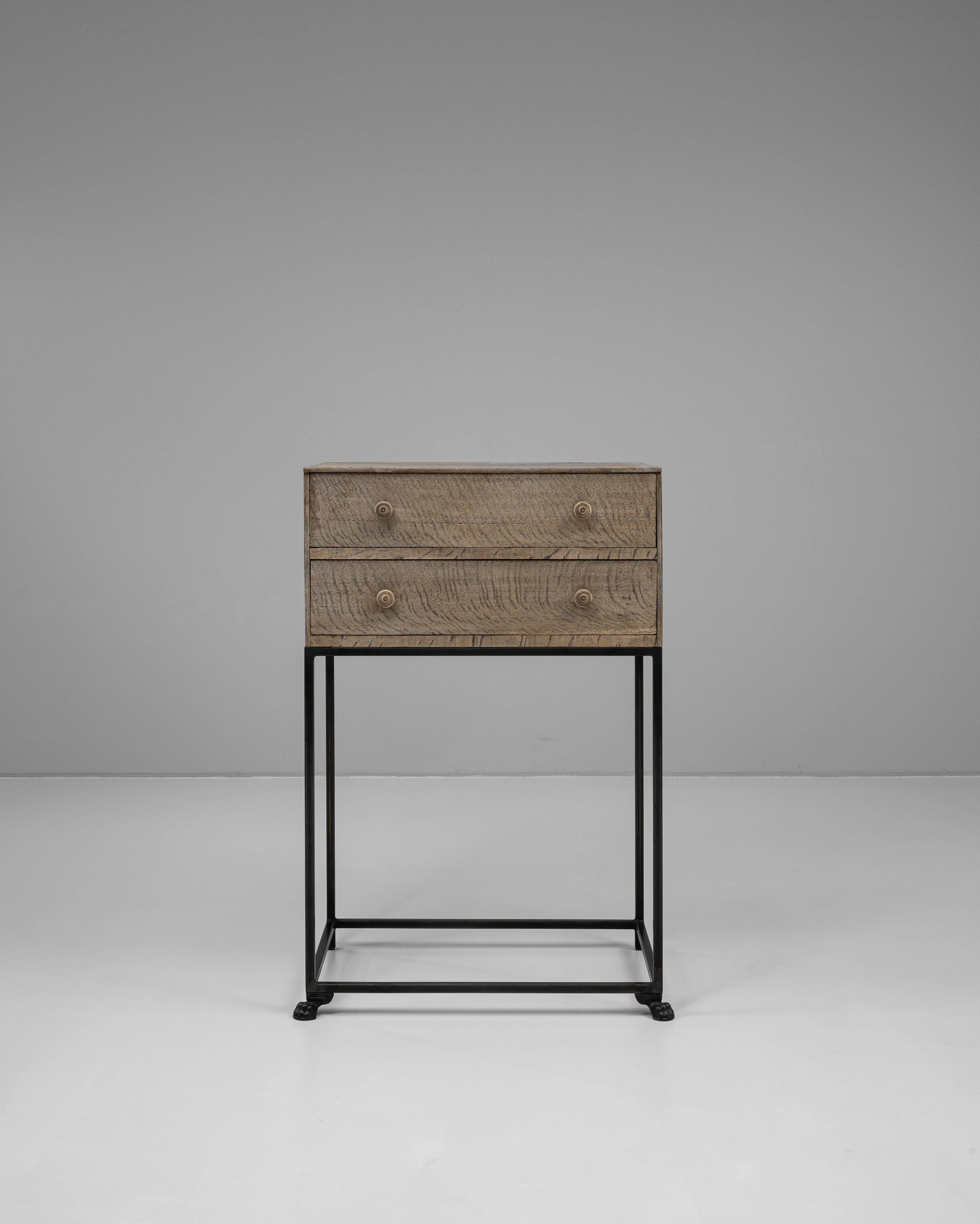 Realizzata nel XIX secolo, questa cassettiera in rovere francese presenta due cassetti su un supporto contemporaneo in metallo nero. Il rovere invecchiato presenta una texture ricca e invecchiata con venature visibili e imperfezioni naturali,