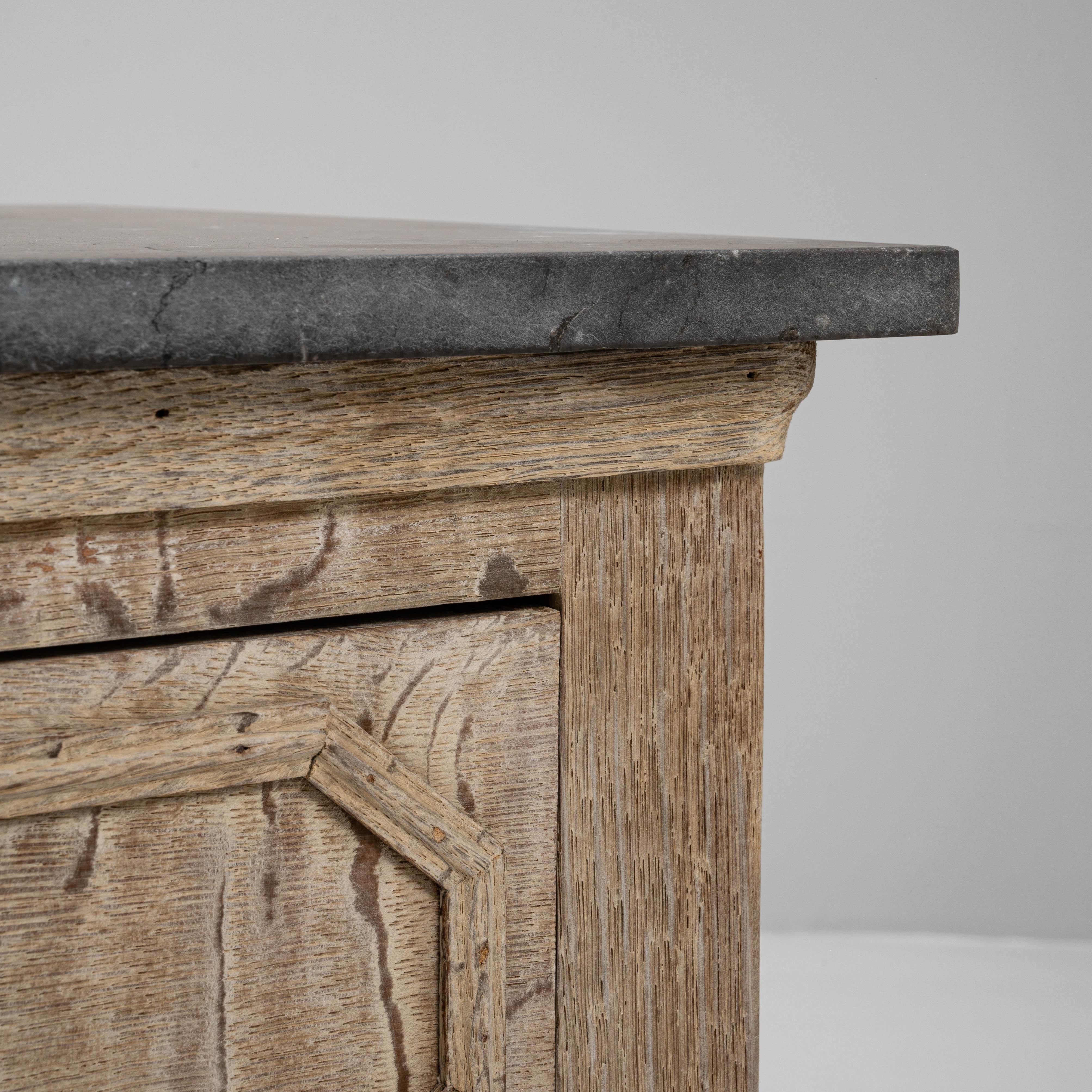 Commode en chêne français du 19ème siècle avec dessus en marbre en vente 4