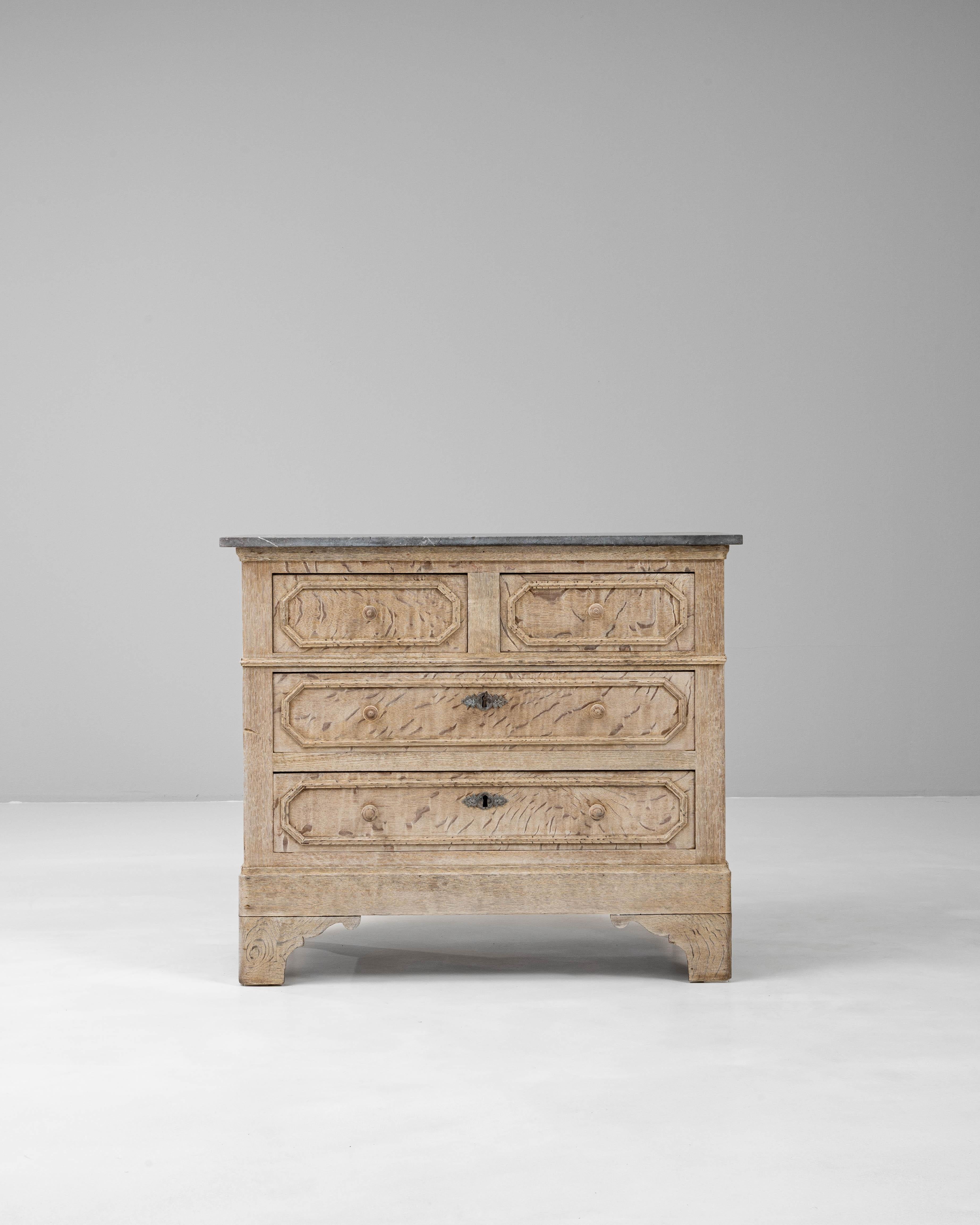 Français Commode en chêne français du 19ème siècle avec dessus en marbre en vente
