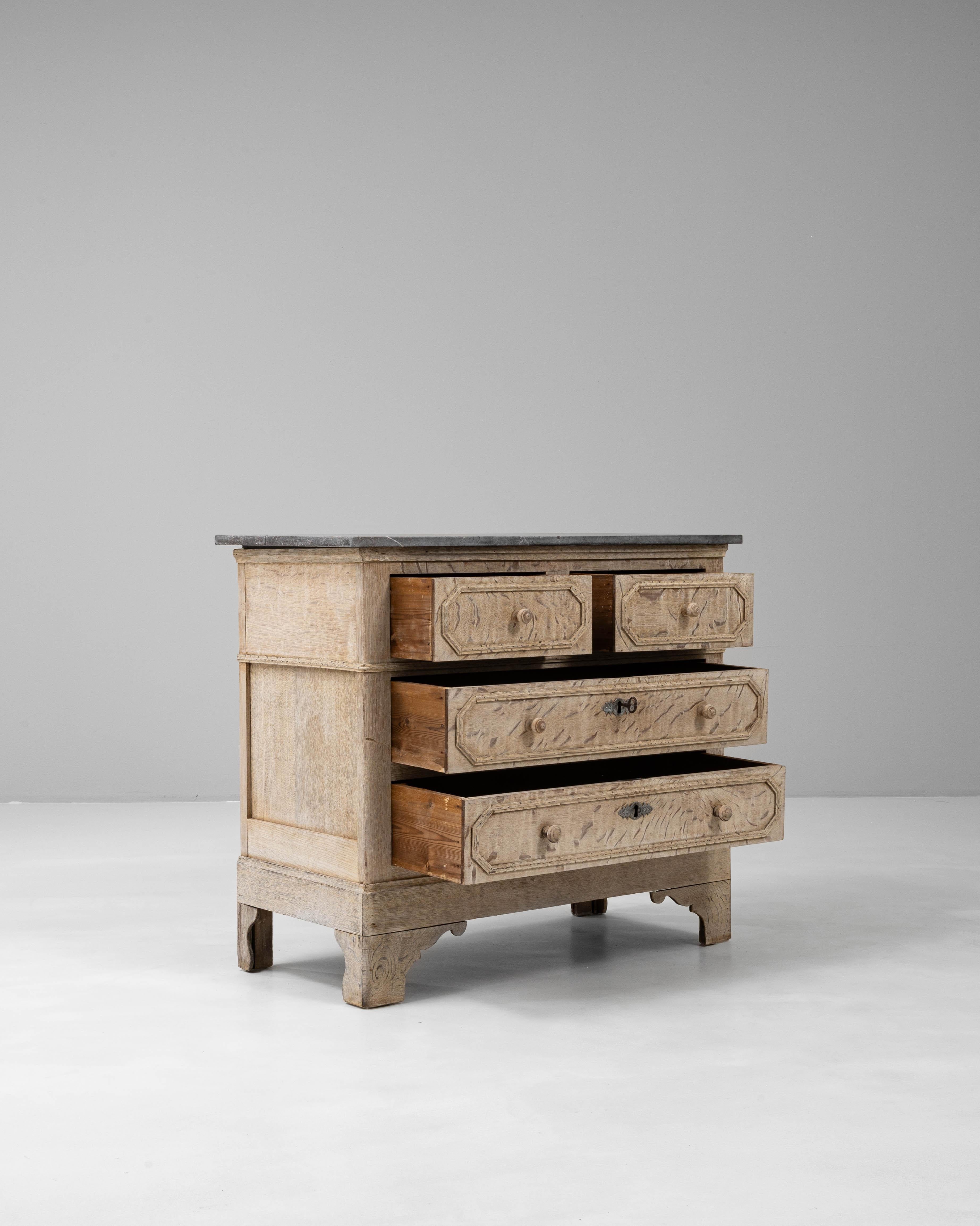 Marbre Commode en chêne français du 19ème siècle avec dessus en marbre en vente