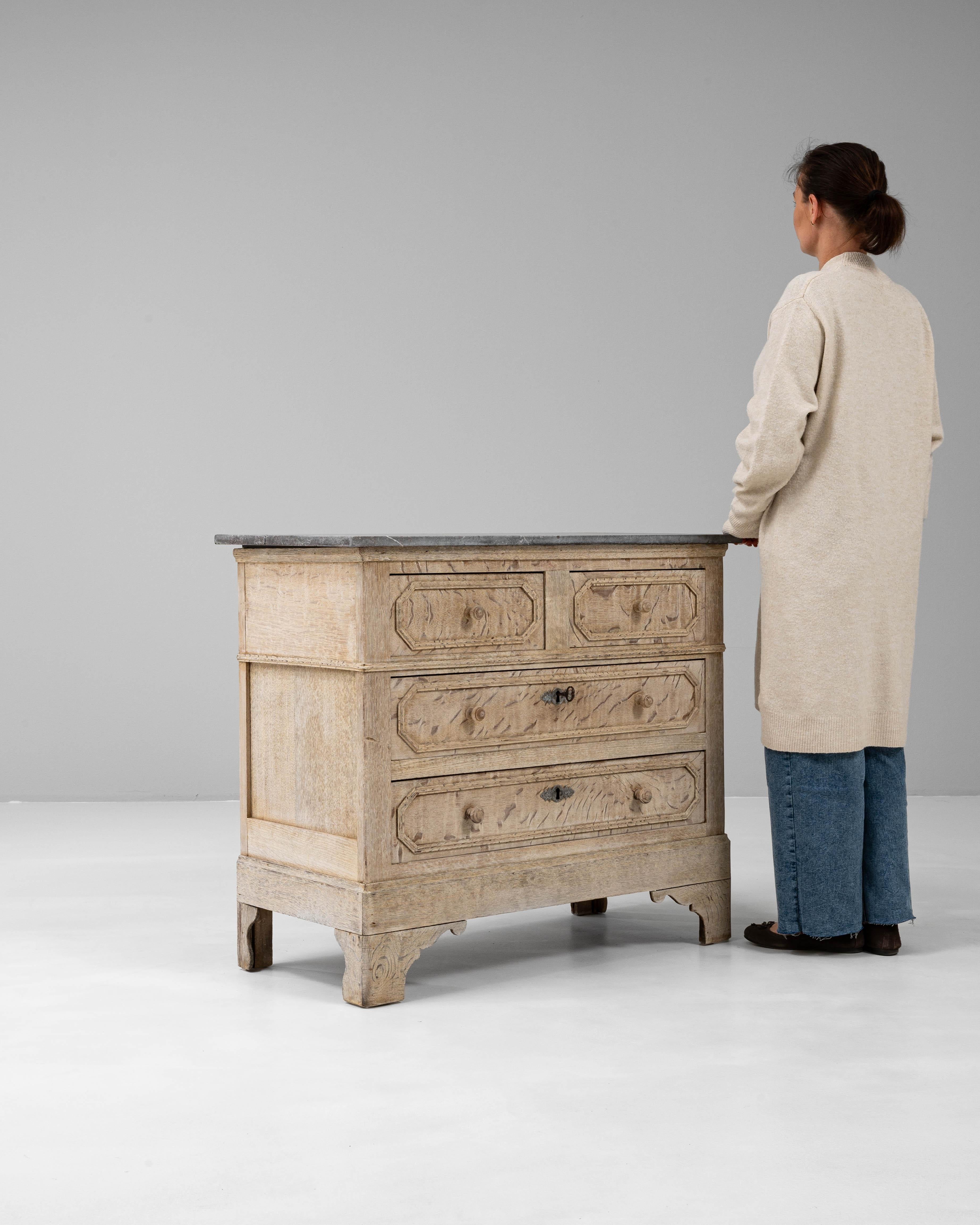 Commode en chêne français du 19ème siècle avec dessus en marbre en vente 1