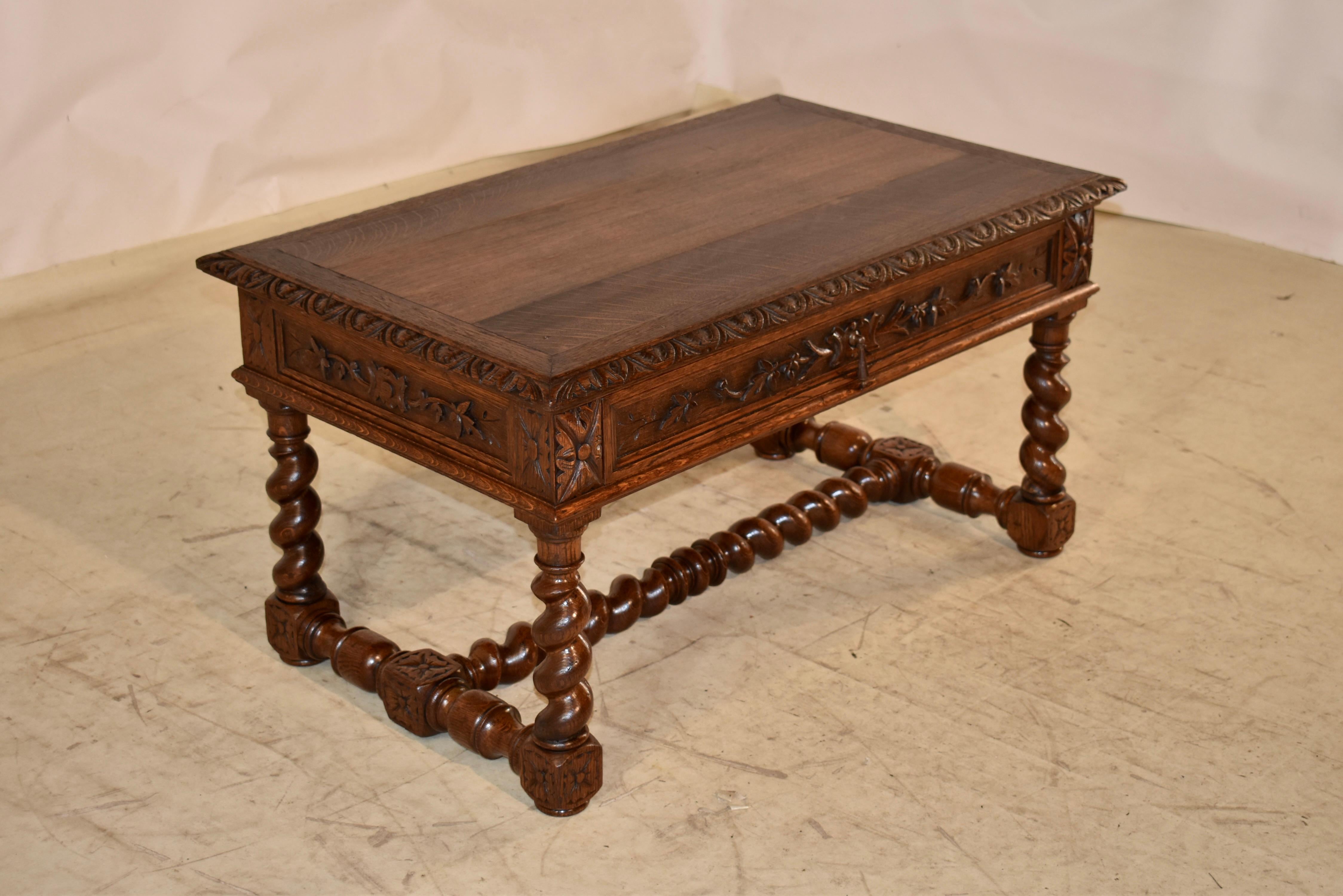 Table basse française du 19e siècle en chêne. Le plateau est cerclé et présente un bord biseauté et godronné, descendant jusqu'à un tablier décoré et sculpté, avec un seul tiroir sur le devant et soutenu par des pieds en torsion d'orge tournés à la