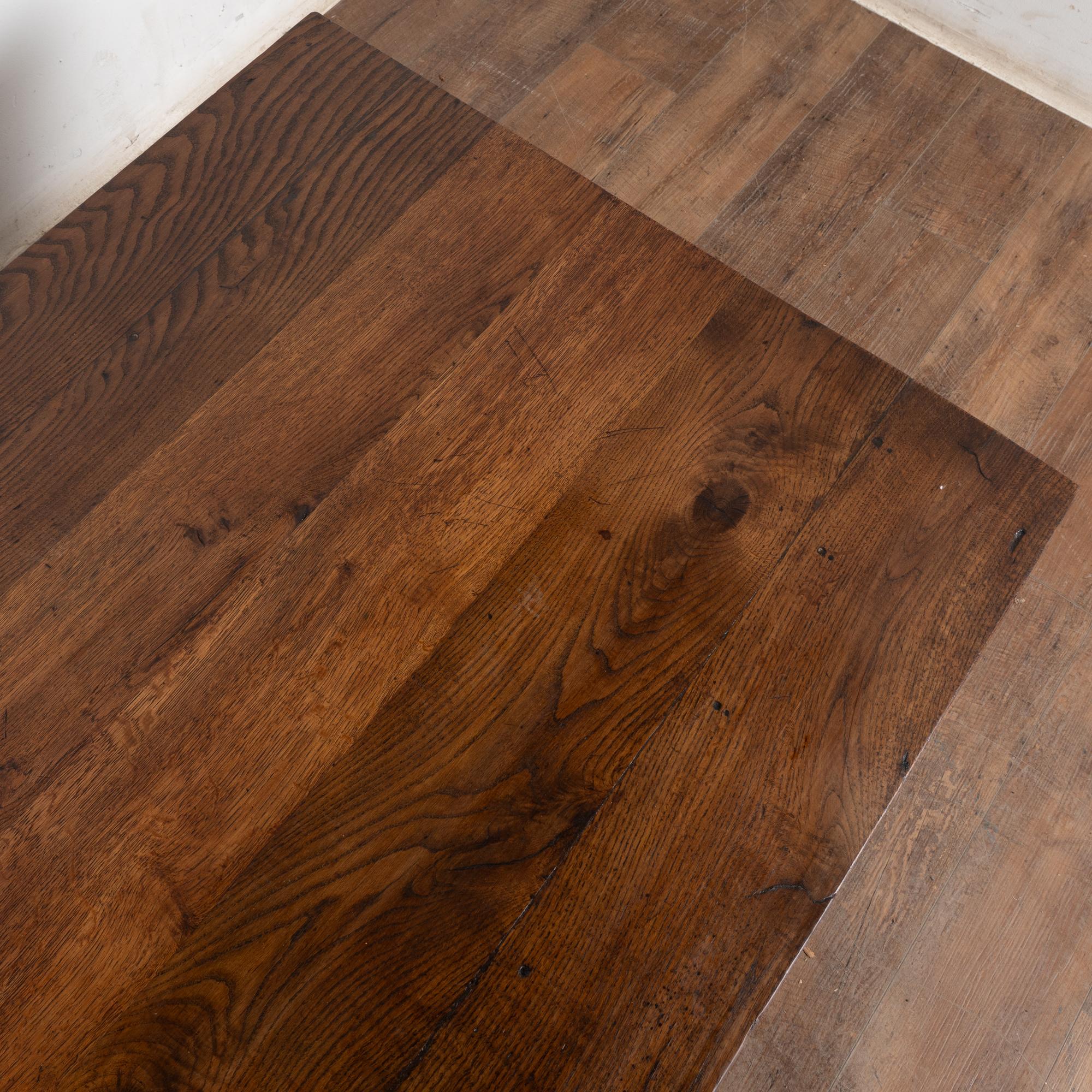 Tavolino in Oak francese del XIX secolo con quattro cassetti in vendita 3