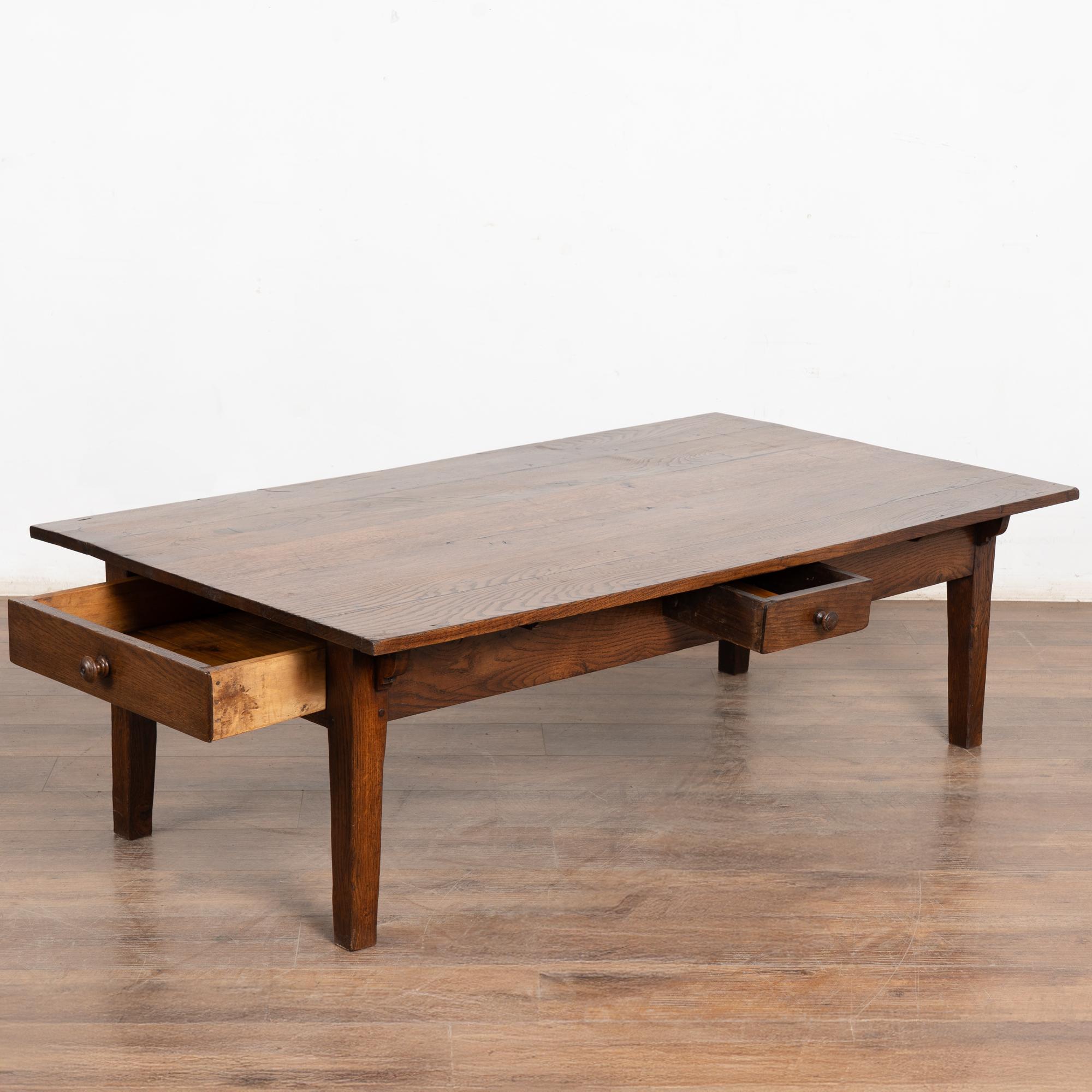 Tavolino in Oak francese del XIX secolo con quattro cassetti in vendita 4