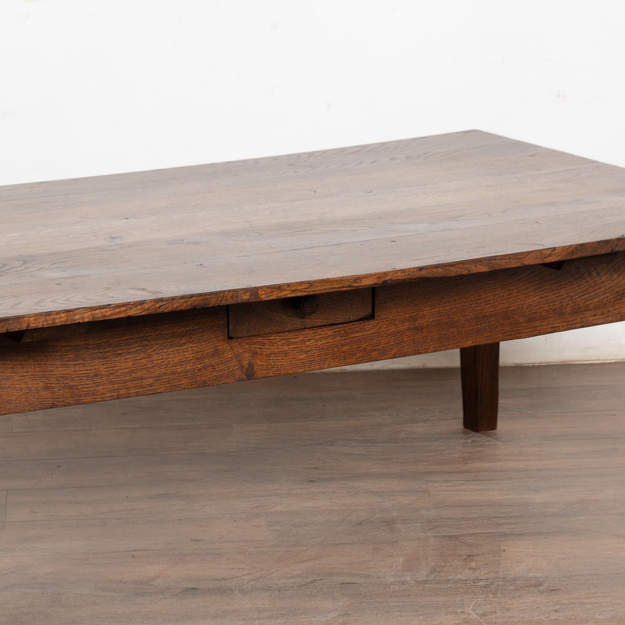 Fatto a mano Tavolino in Oak francese del XIX secolo con quattro cassetti in vendita