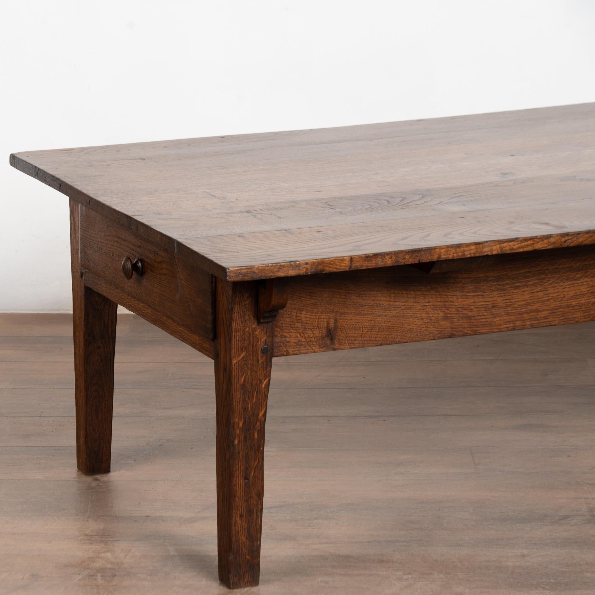 Tavolino in Oak francese del XIX secolo con quattro cassetti In condizioni discrete in vendita a Round Top, TX