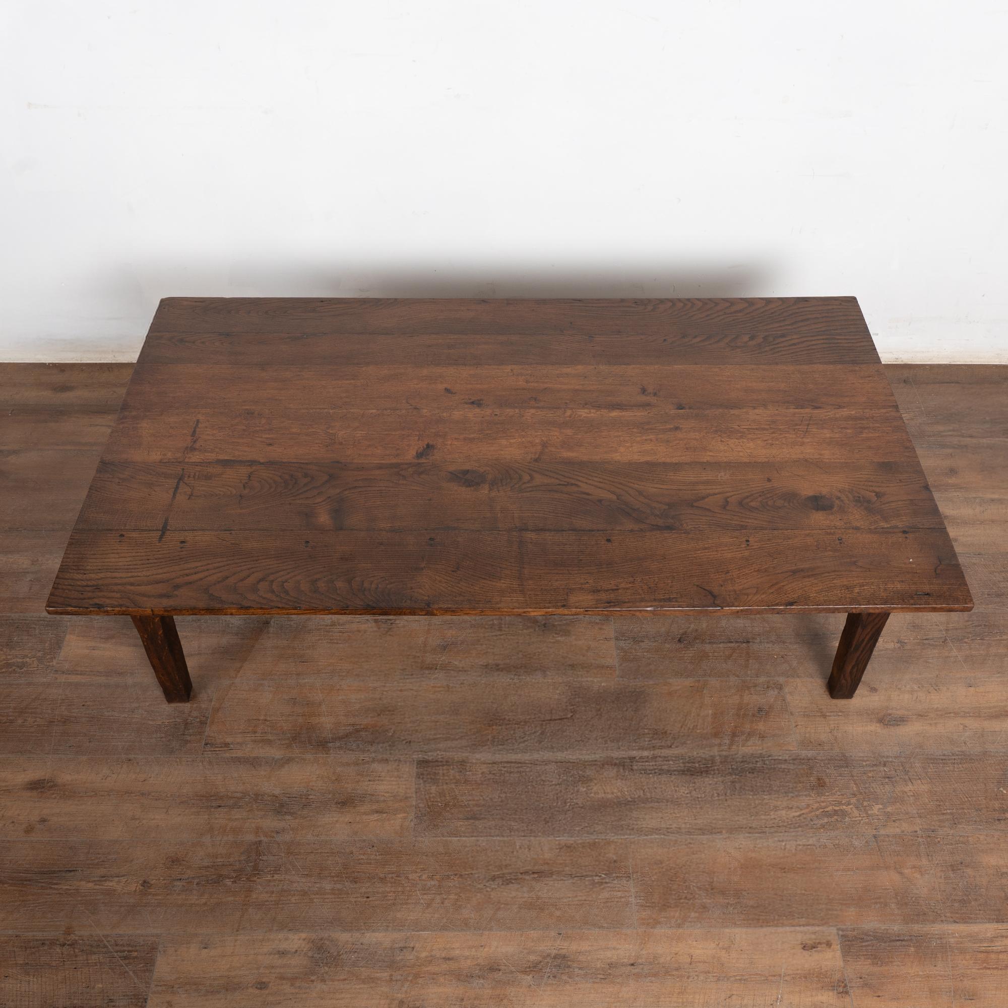 Tavolino in Oak francese del XIX secolo con quattro cassetti in vendita 1