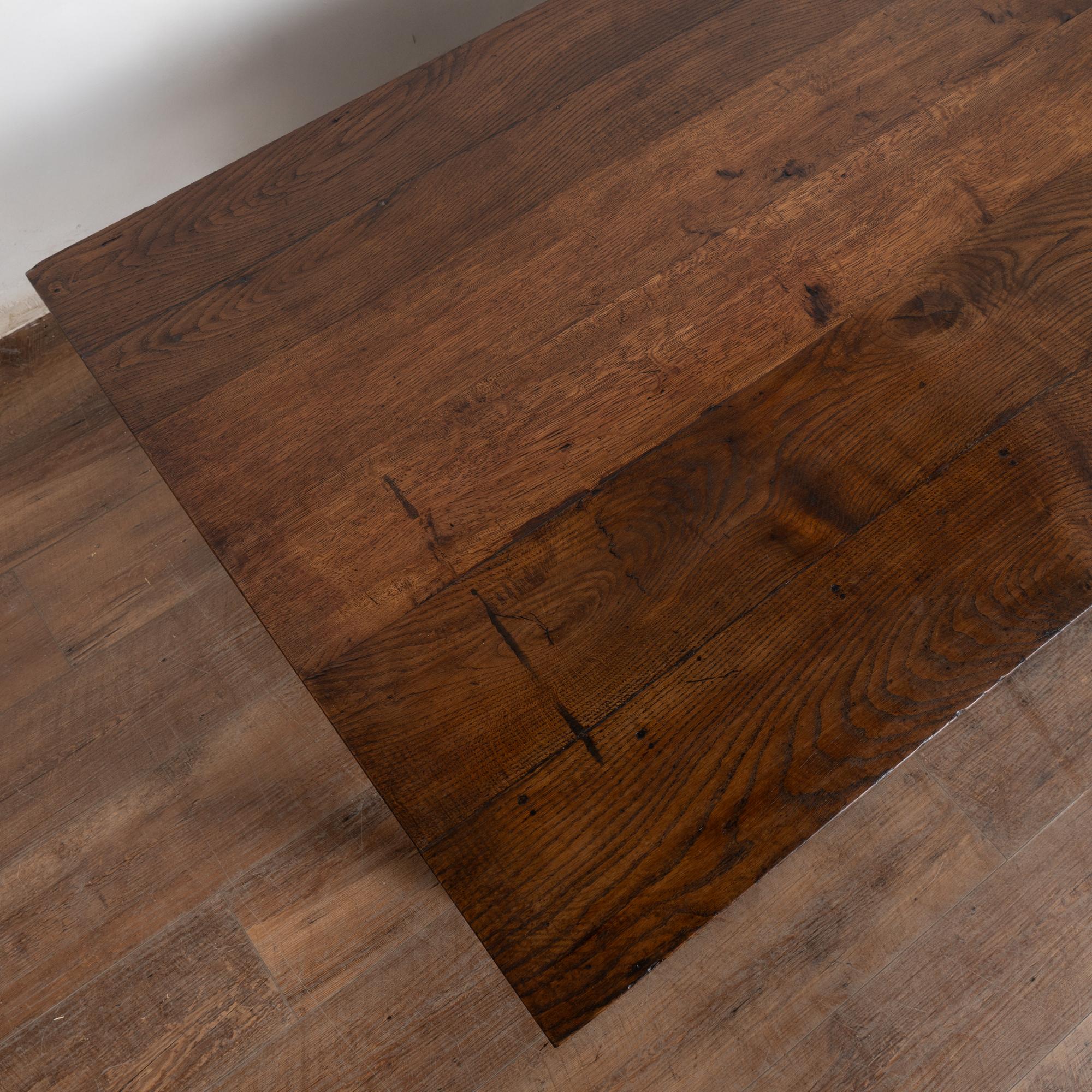 Tavolino in Oak francese del XIX secolo con quattro cassetti in vendita 2