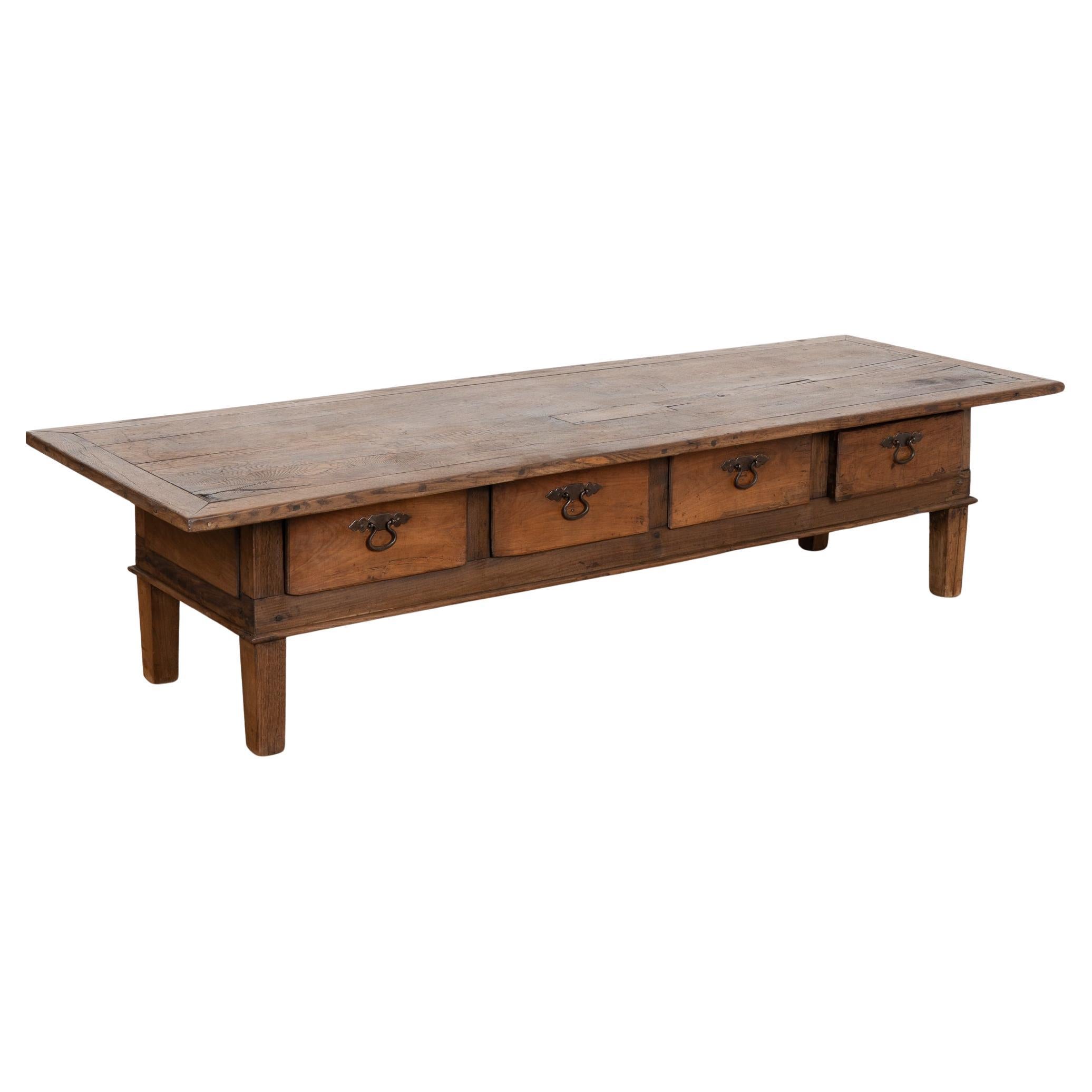 Table basse en chêne français du XIXe siècle avec quatre tiroirs