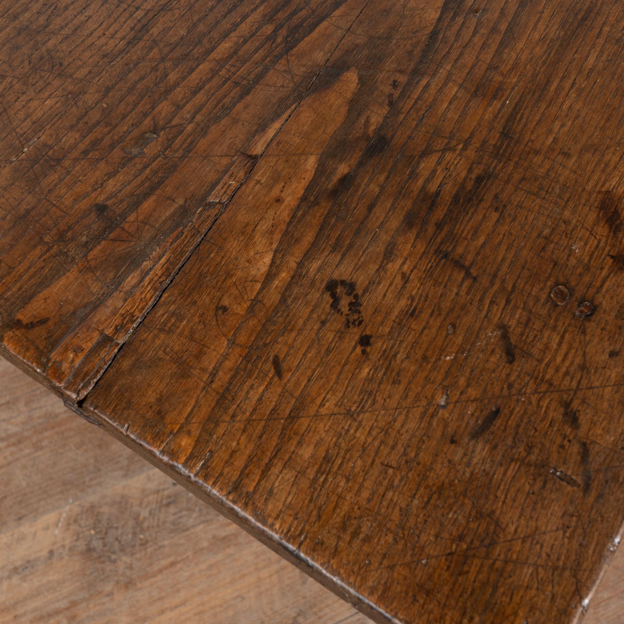 Table basse française du 19ème siècle avec trois tiroirs en vente 4