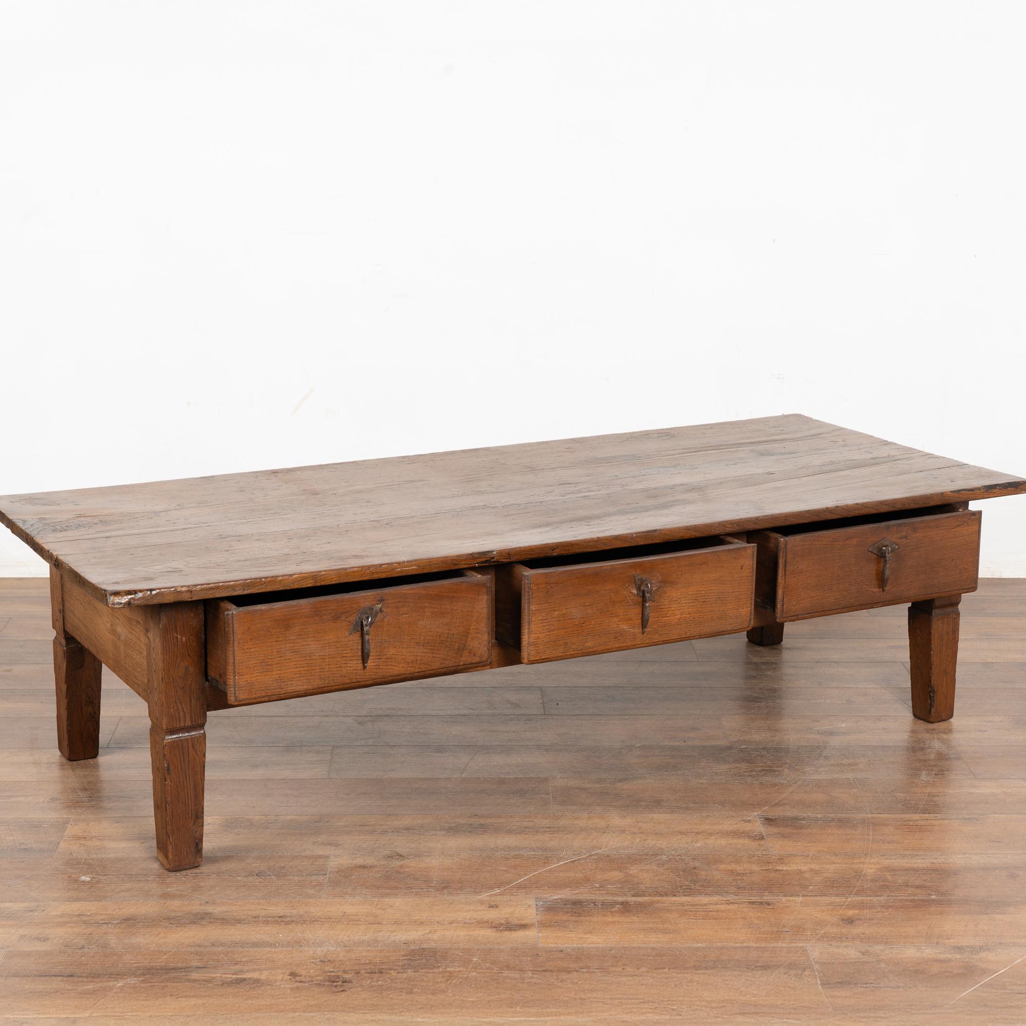 Country Table basse française du 19ème siècle avec trois tiroirs en vente