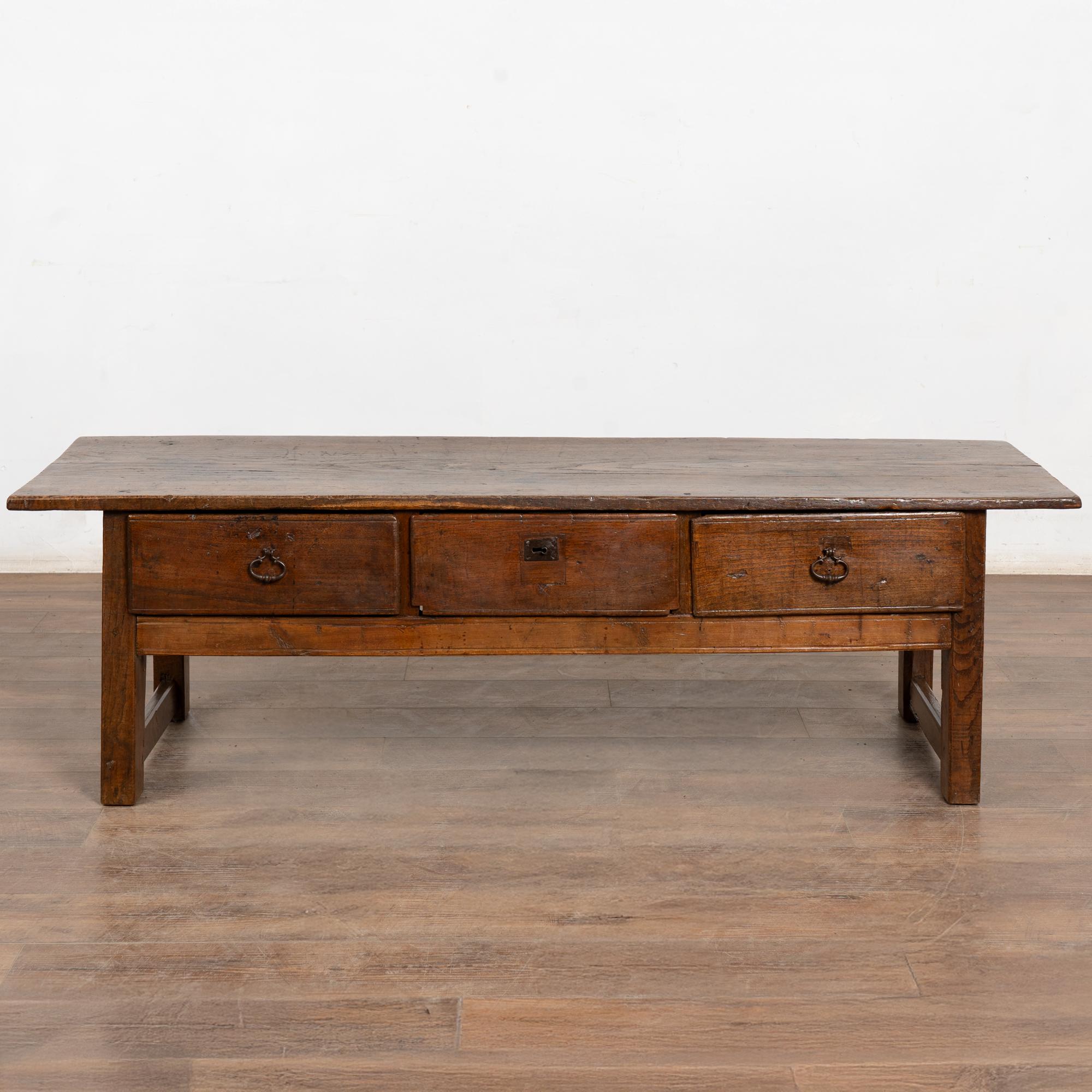 Country Table basse française du 19ème siècle avec trois tiroirs en vente