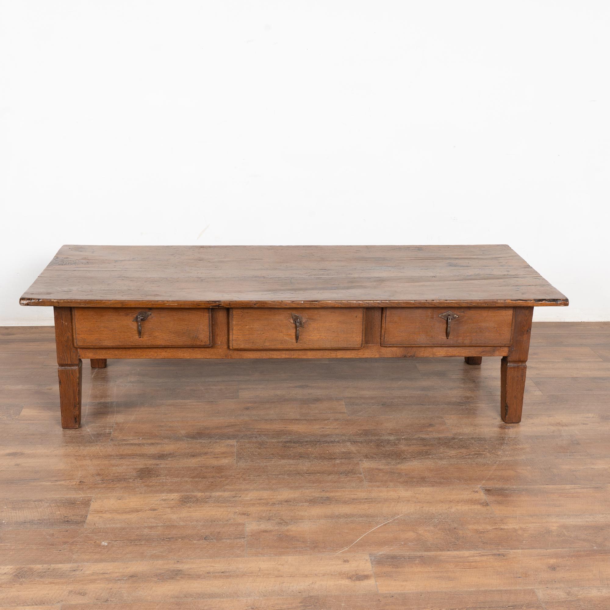 Français Table basse française du 19ème siècle avec trois tiroirs en vente