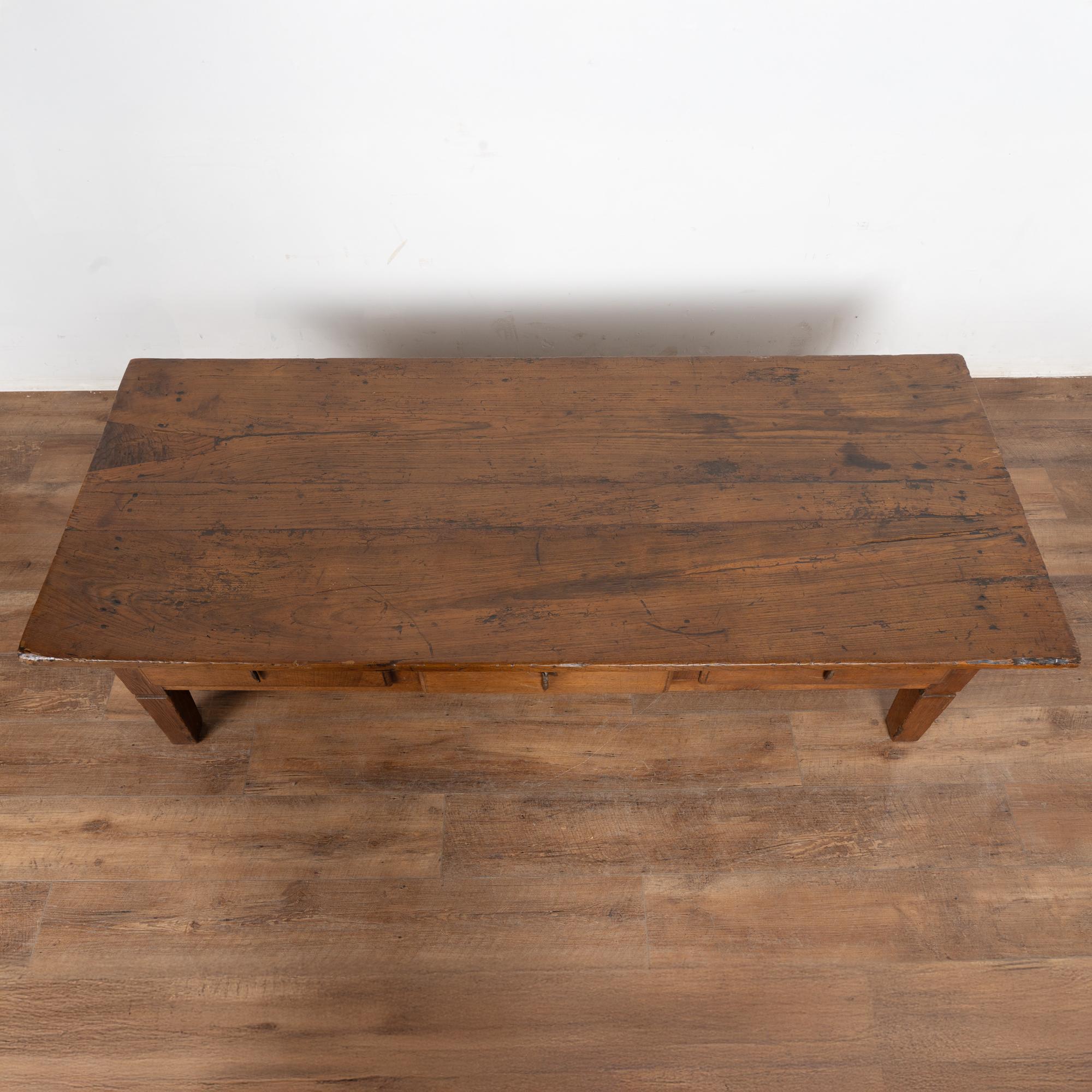 Table basse française du 19ème siècle avec trois tiroirs État moyen - En vente à Round Top, TX