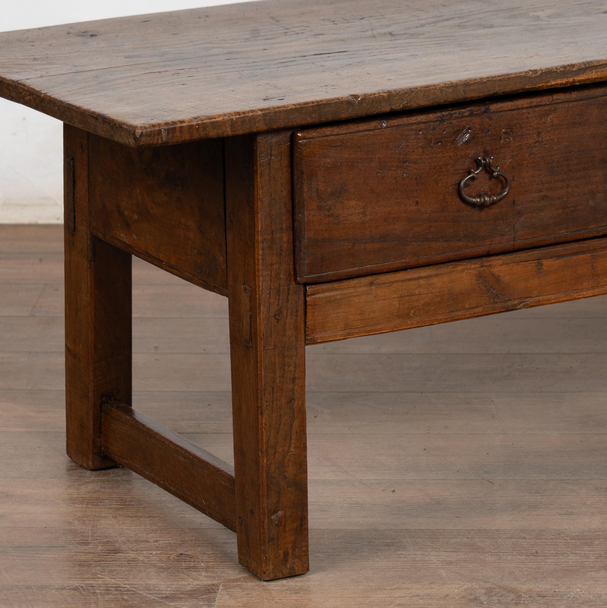 Fait main Table basse française du 19ème siècle avec trois tiroirs en vente