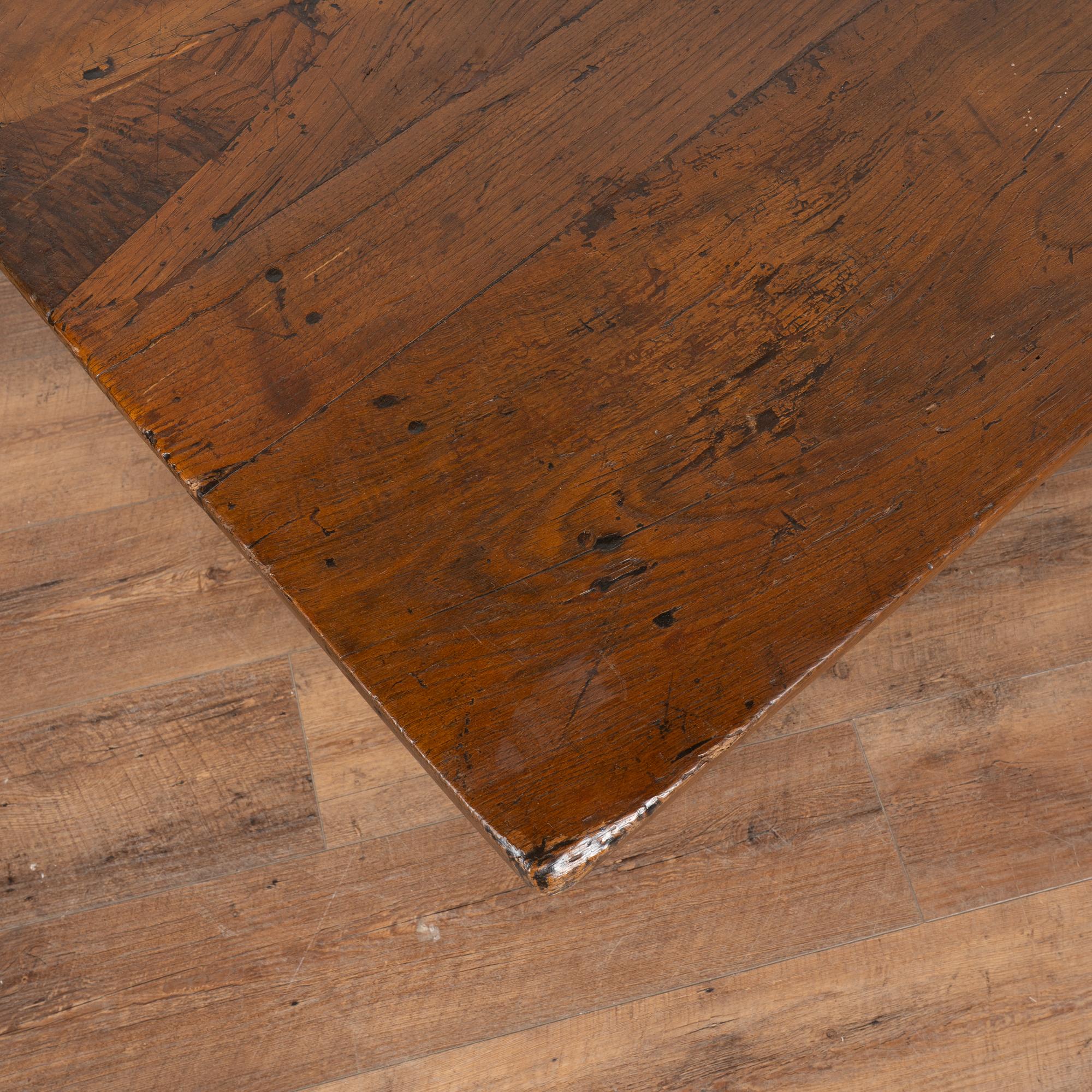 XIXe siècle Table basse française du 19ème siècle avec trois tiroirs en vente