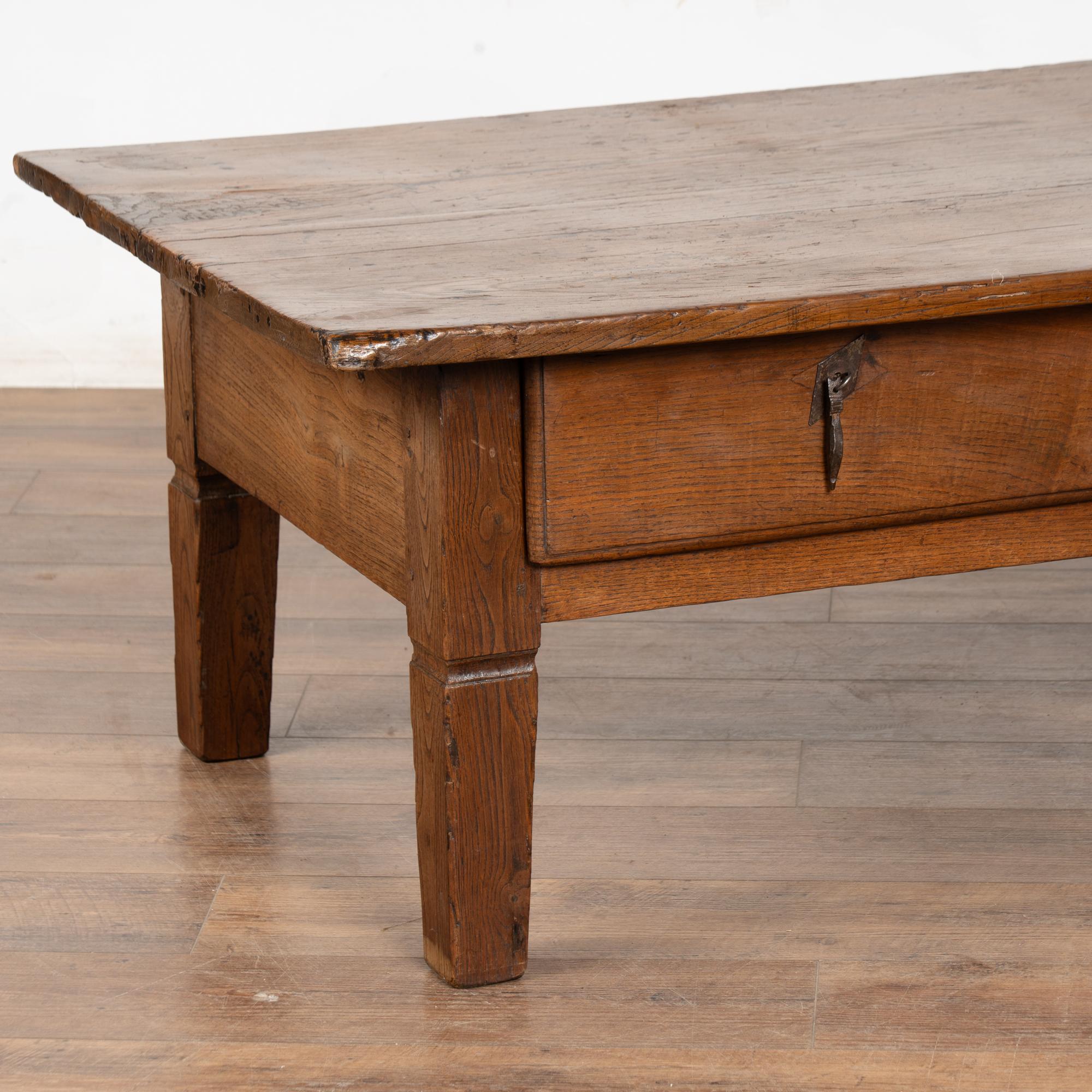 Fer Table basse française du 19ème siècle avec trois tiroirs en vente