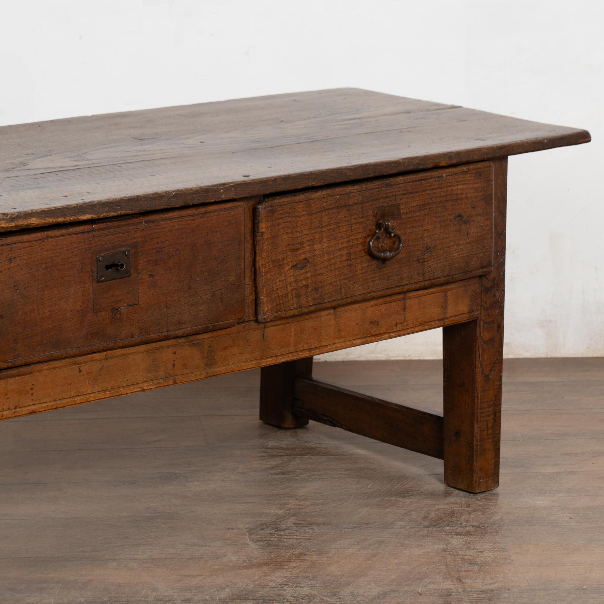 XIXe siècle Table basse française du 19ème siècle avec trois tiroirs en vente