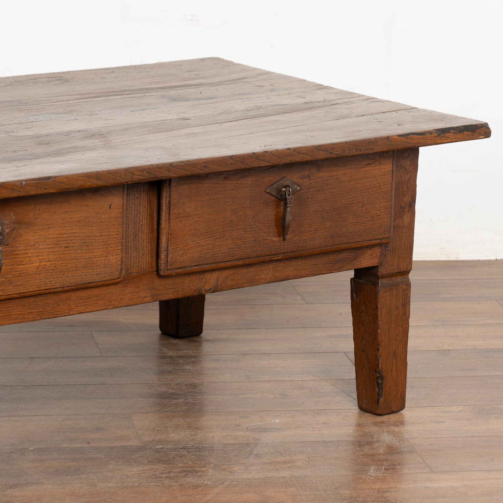 Table basse française du 19ème siècle avec trois tiroirs en vente 1