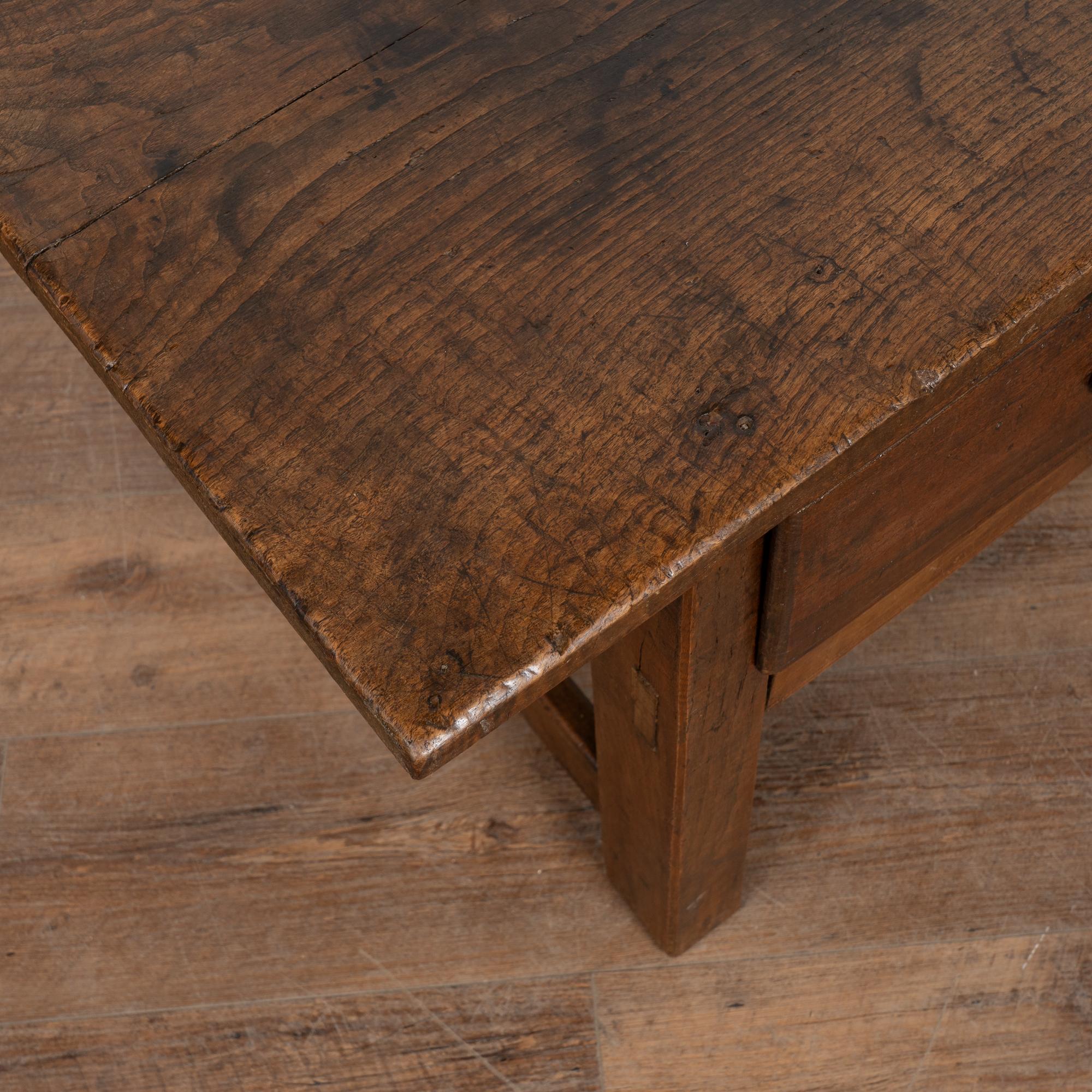 Chêne Table basse française du 19ème siècle avec trois tiroirs en vente