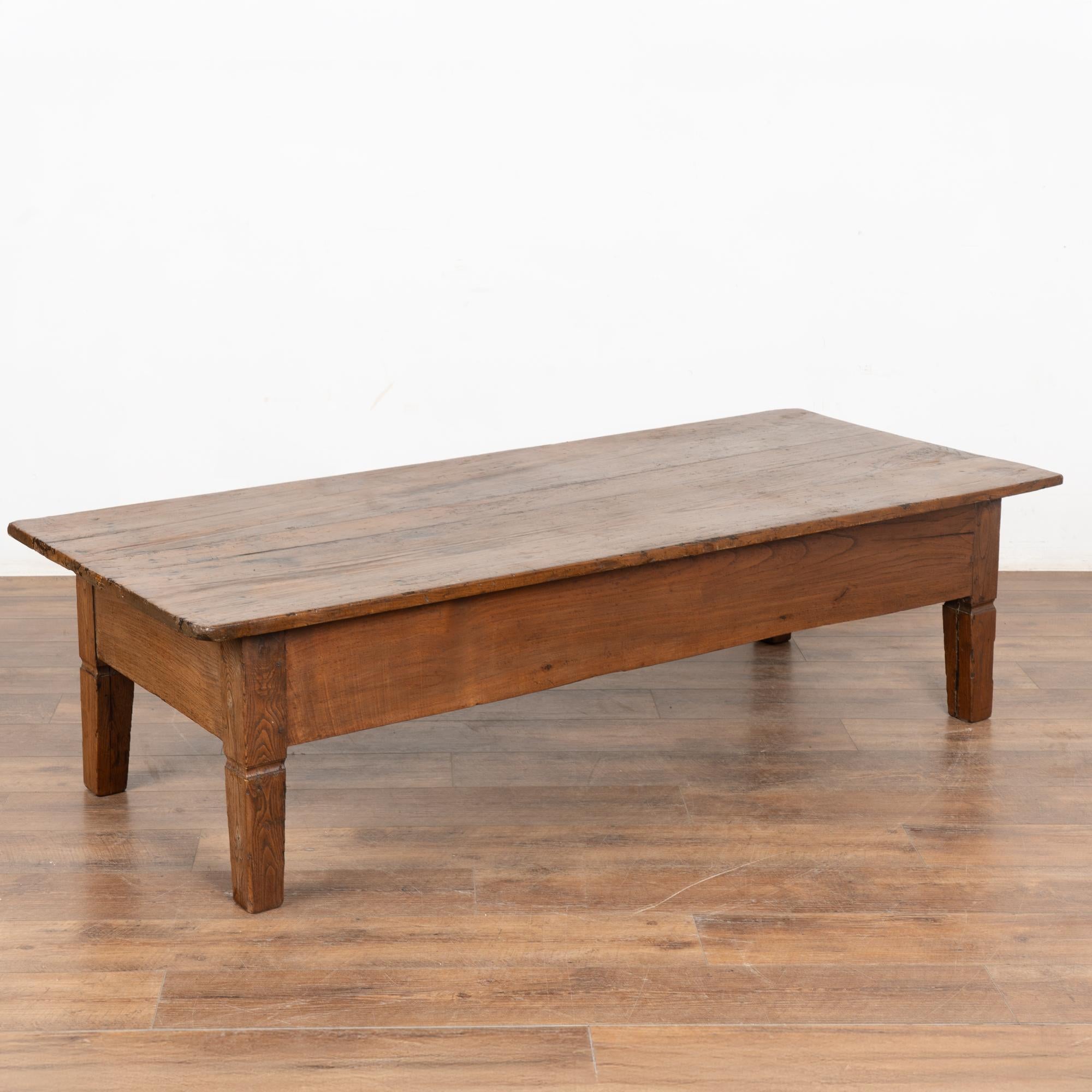 Table basse française du 19ème siècle avec trois tiroirs en vente 2