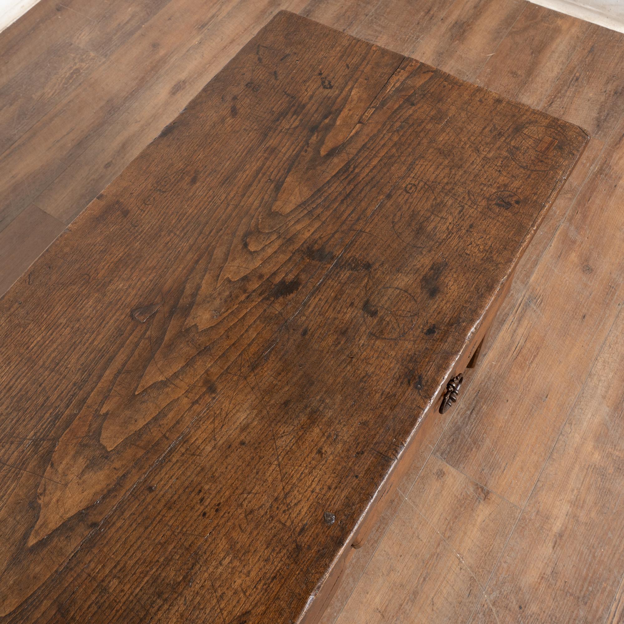 Table basse française du 19ème siècle avec trois tiroirs en vente 1