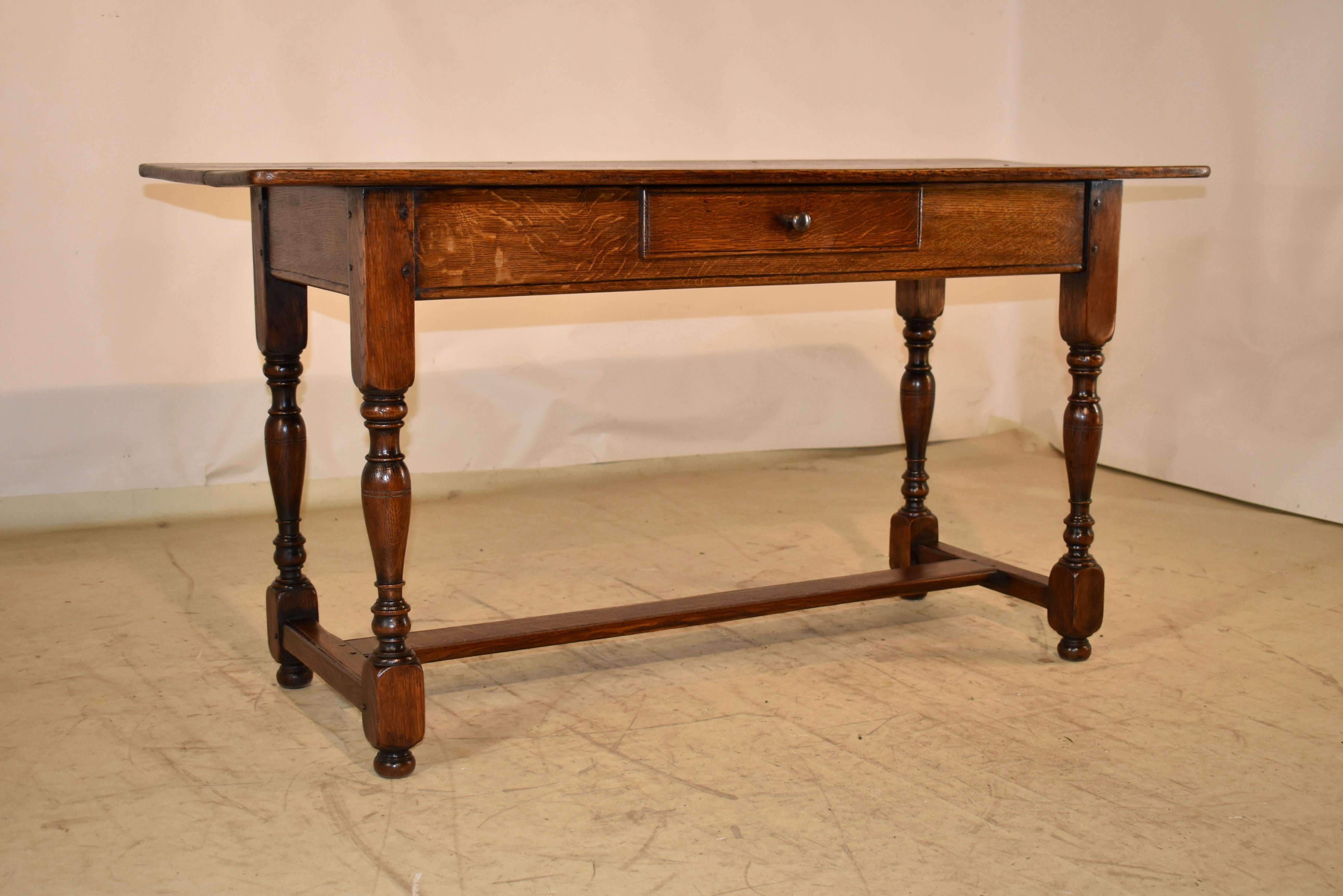 Consolle in rovere del XIX secolo proveniente dalla Francia.  Il piano è composto da tre barbe, tutte con struttura a pioli, che scendono fino a un semplice grembiule, contenente un unico cassetto nella parte anteriore del pezzo.  il pezzo è