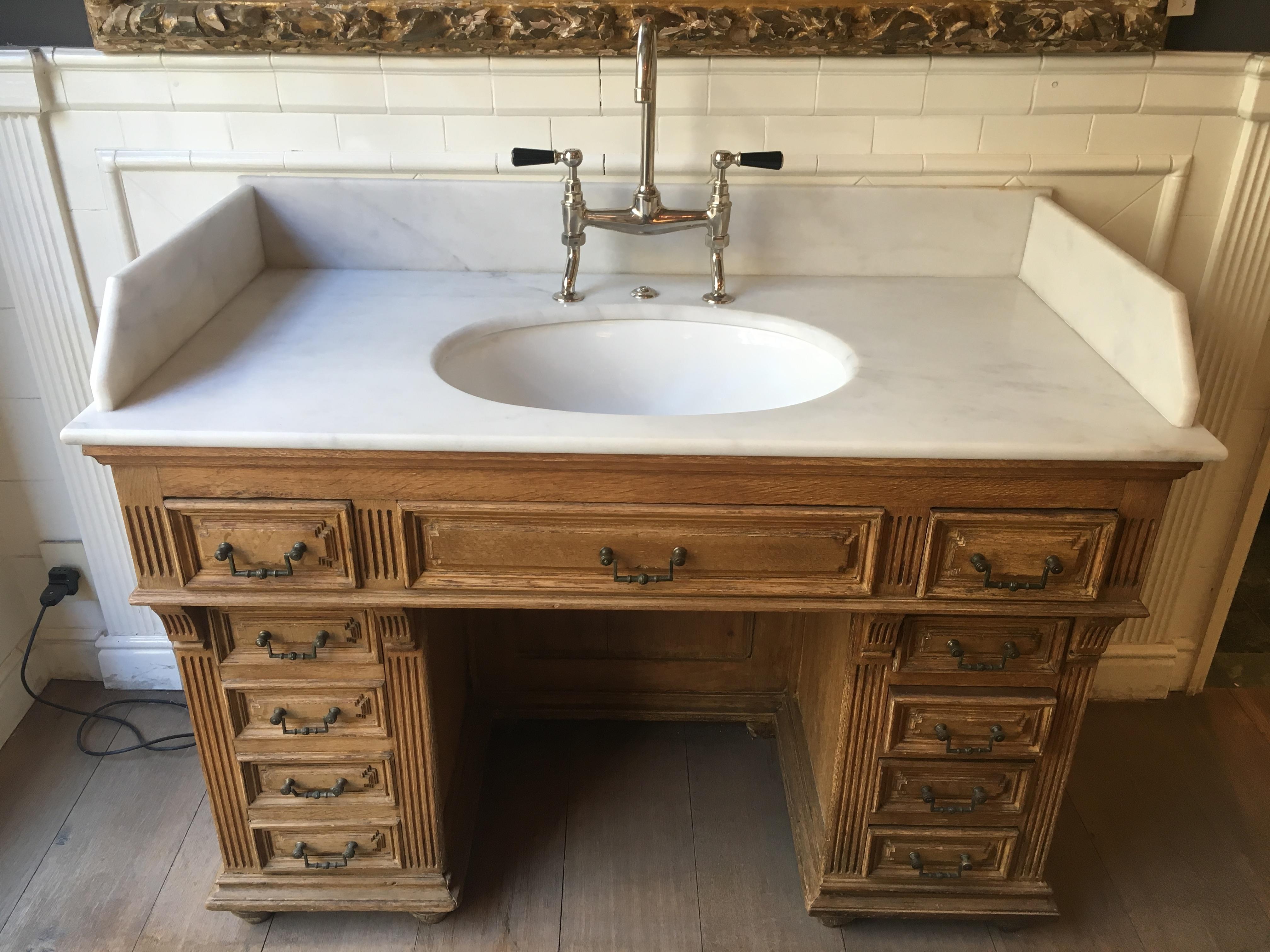 19th century French oak cupboard sink with drawers and Carrara marble top, 1890s.
Faucets not included.
Measures: Depth cm.60, width cm.120, height cm.82, total height cm.94.