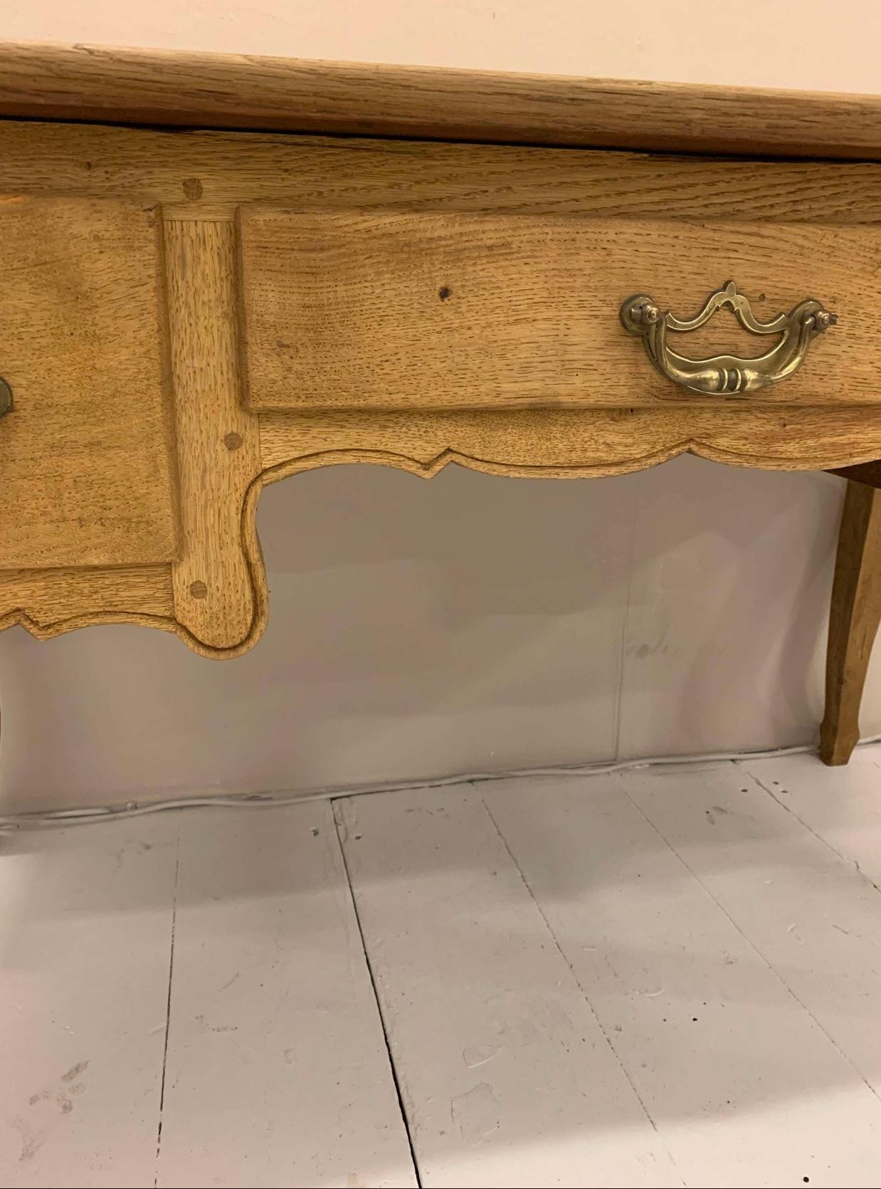 Scrivania in rovere francese del XIX secolo con tre cassetti in vendita 3