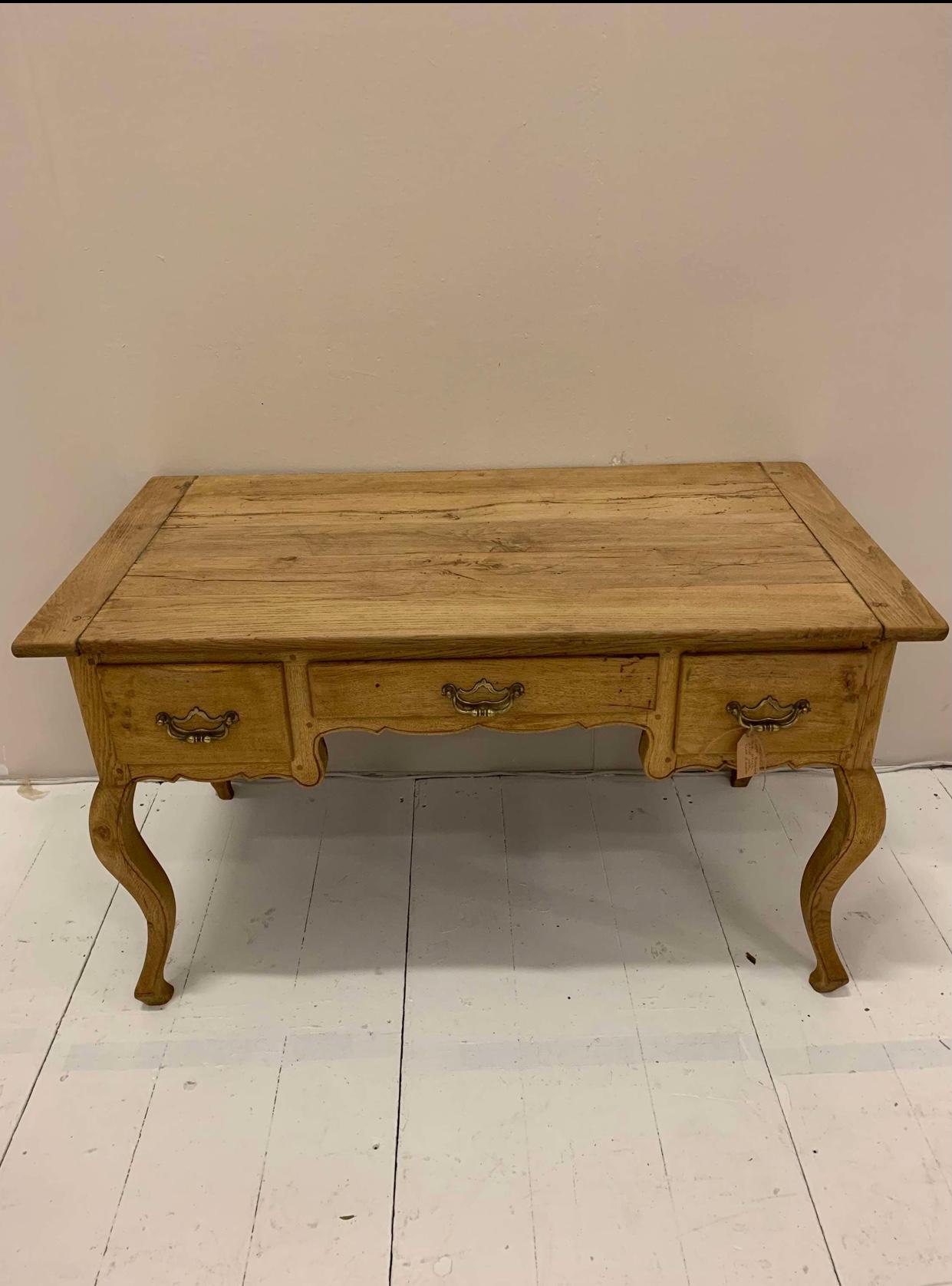 Scrivania in rovere francese del XIX secolo con tre cassetti in vendita 4