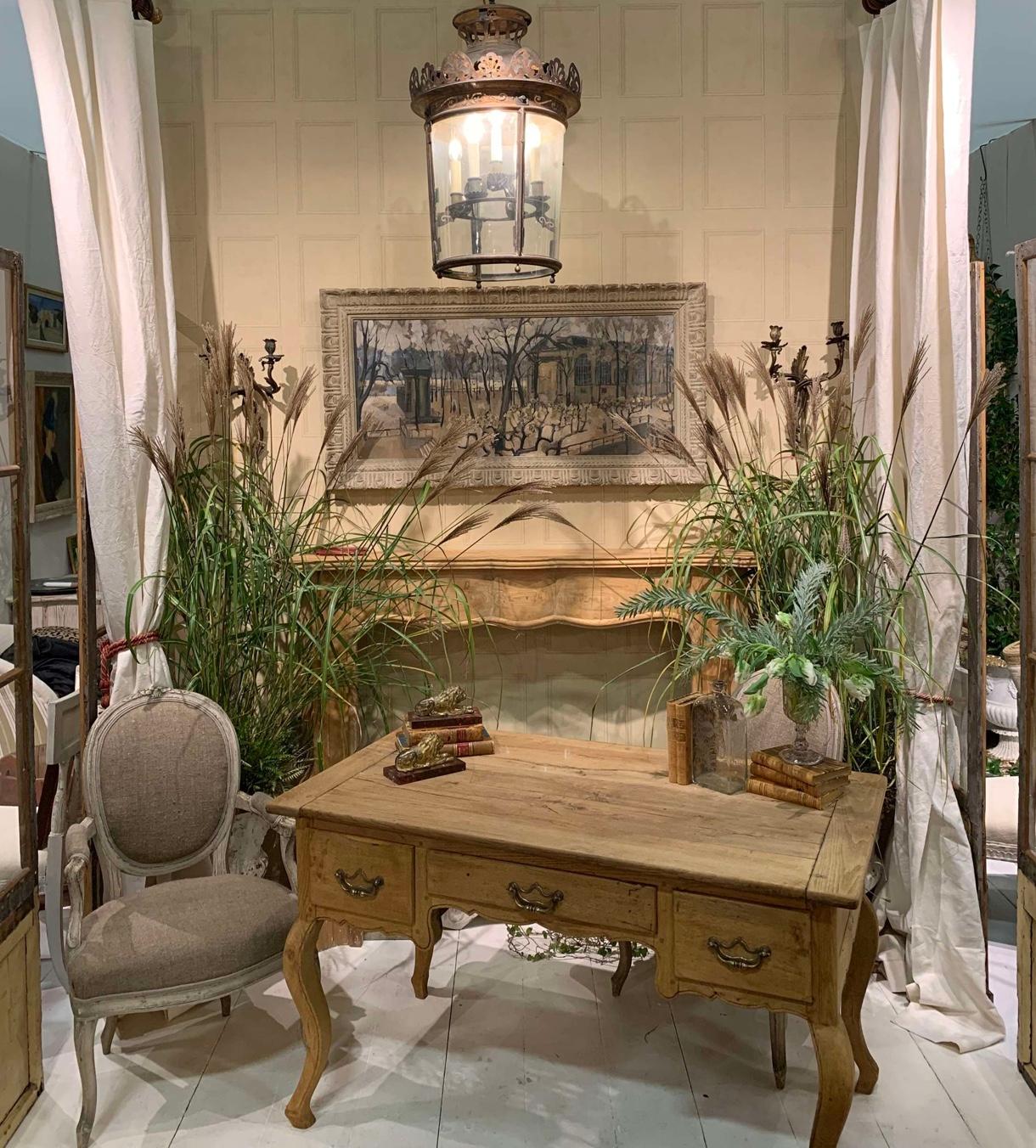 Scrivania in rovere francese del XIX secolo con tre cassetti in vendita 5