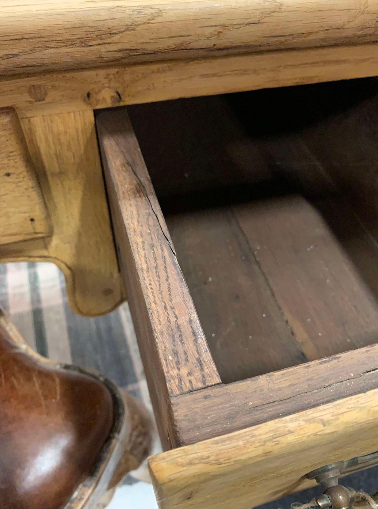 Scrivania in quercia di campagna francese del XIX secolo con tre cassetti profondi.
Si tratta di un solido e sobrio scrittoio Plat in uno stile precedente al 18° secolo.
Il cassetto centrale è poco profondo con ferramenta successiva.
Si appoggia su