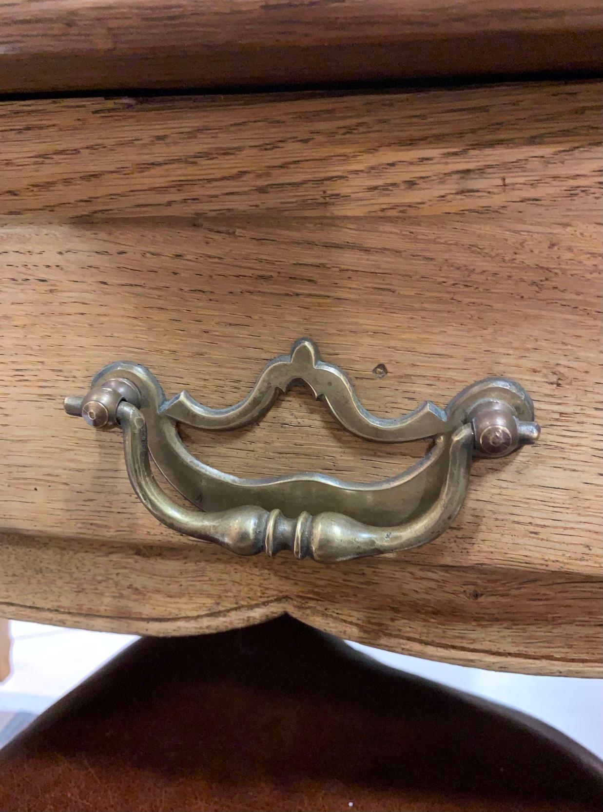 Luigi XV Scrivania in rovere francese del XIX secolo con tre cassetti in vendita