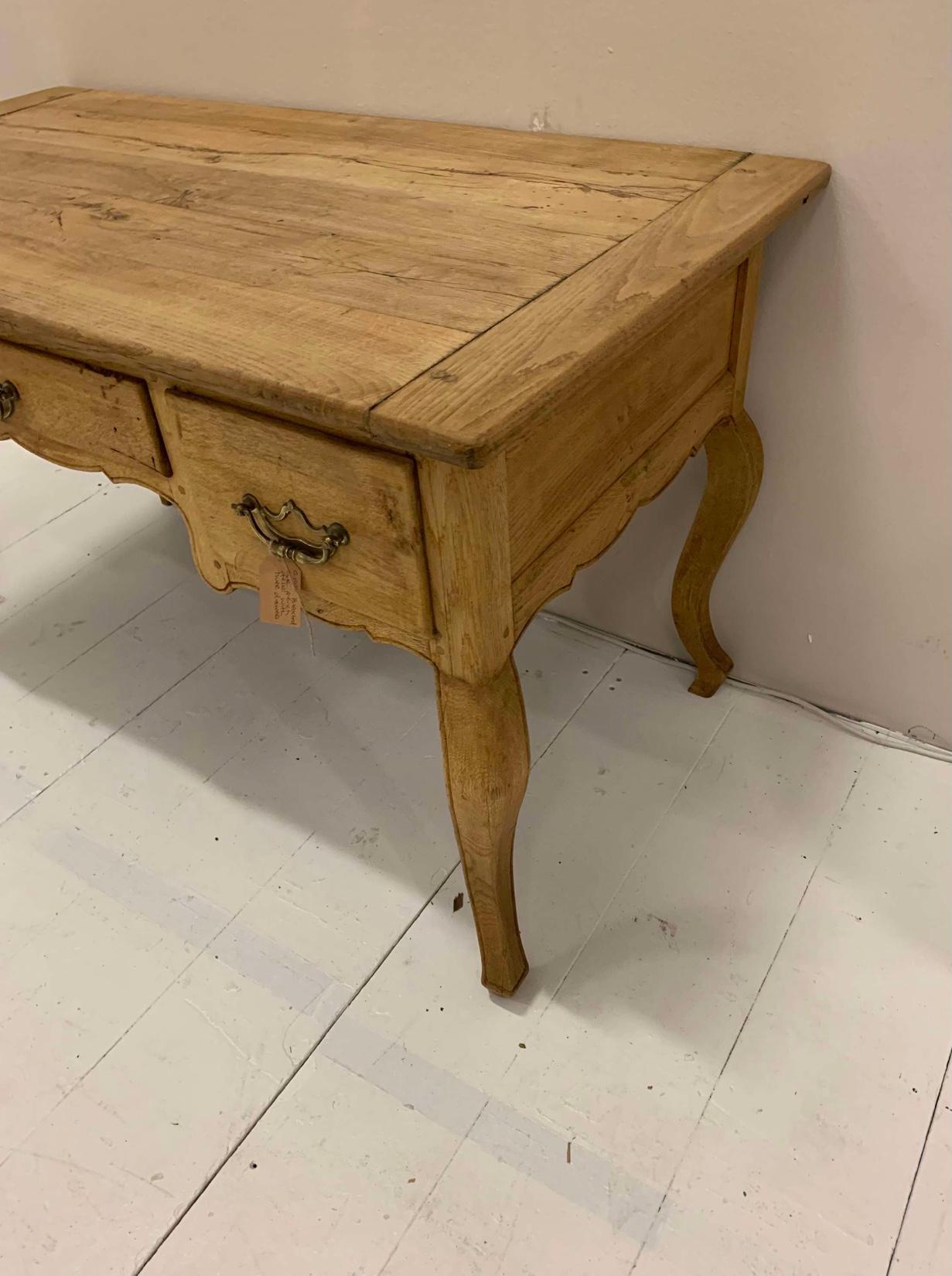Francese Scrivania in rovere francese del XIX secolo con tre cassetti in vendita