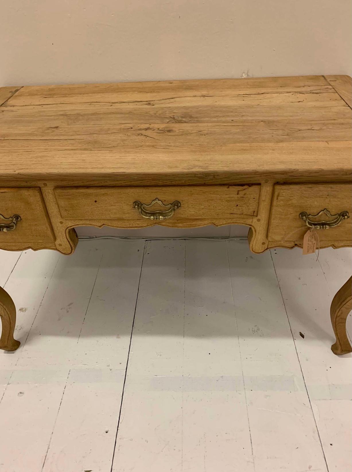 Sbiancato Scrivania in rovere francese del XIX secolo con tre cassetti in vendita