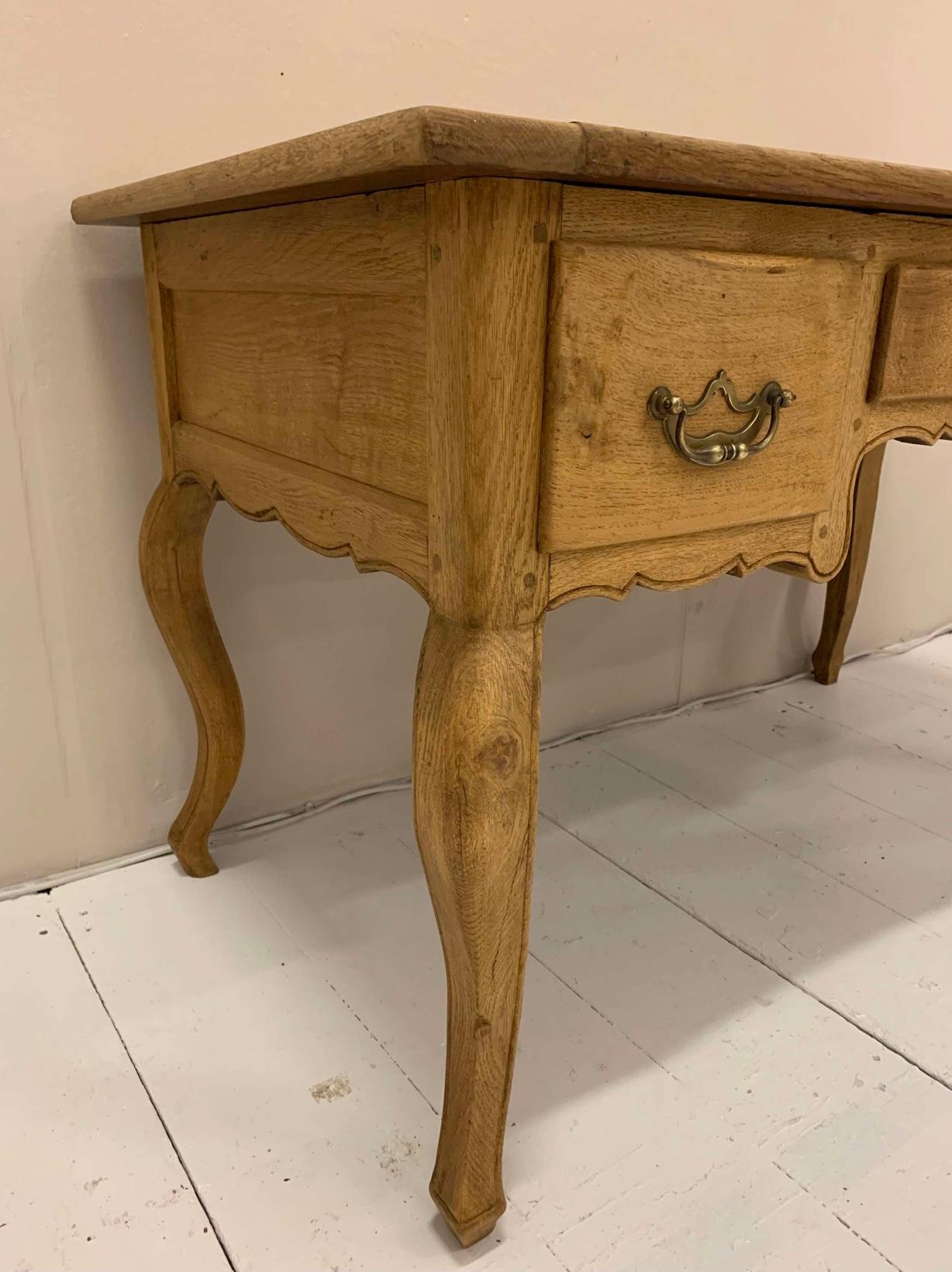 Scrivania in rovere francese del XIX secolo con tre cassetti in vendita 2