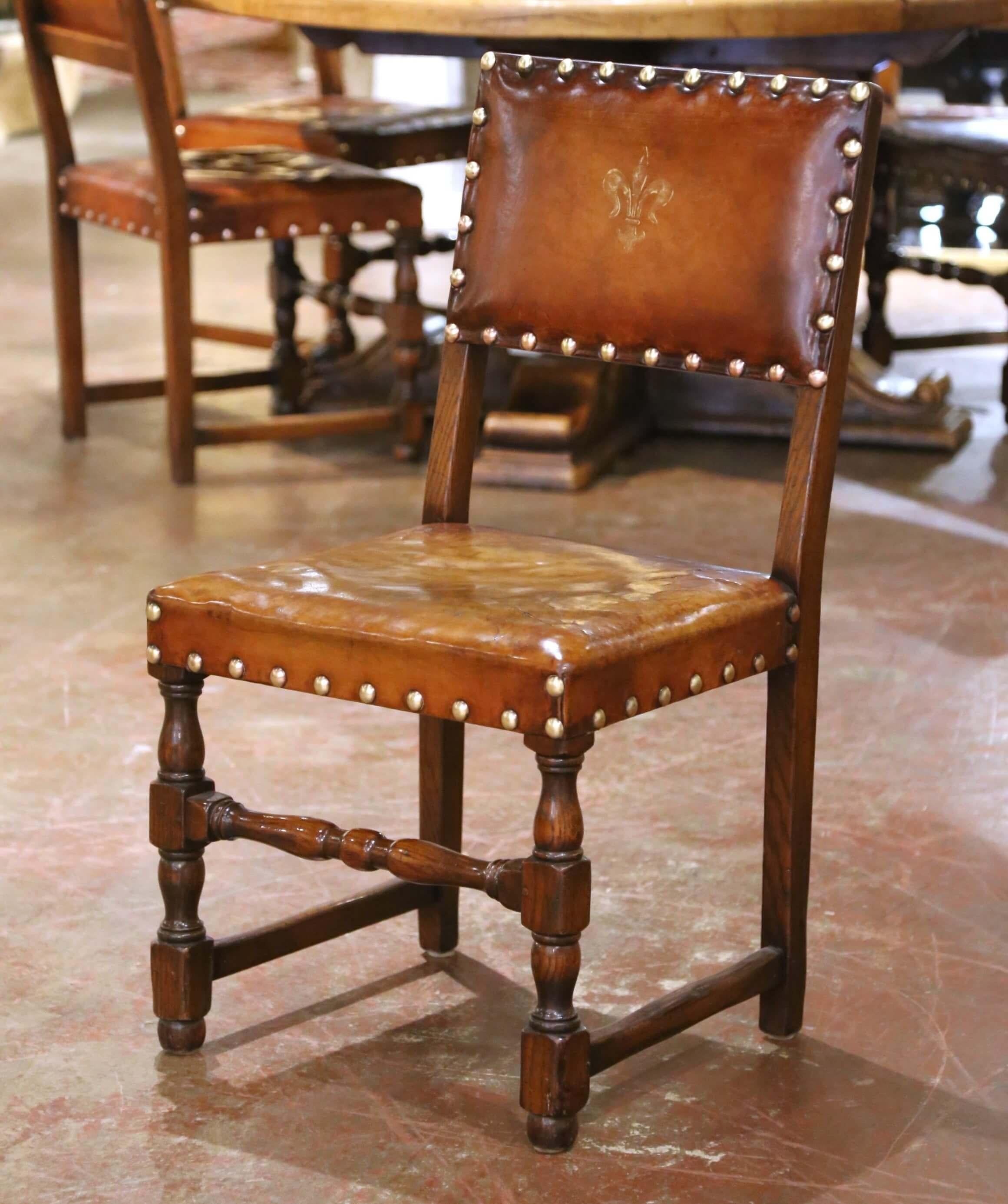 Französische Eichenstühle und -sessel des 19. Jahrhunderts mit Ledersitzen, 6-teilig im Angebot 5