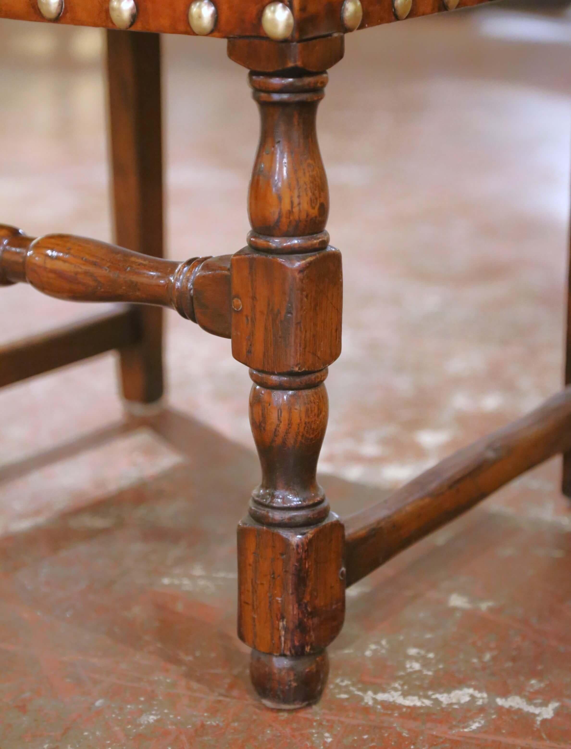 Französische Eichenstühle und -sessel des 19. Jahrhunderts mit Ledersitzen, 6-teilig im Angebot 7