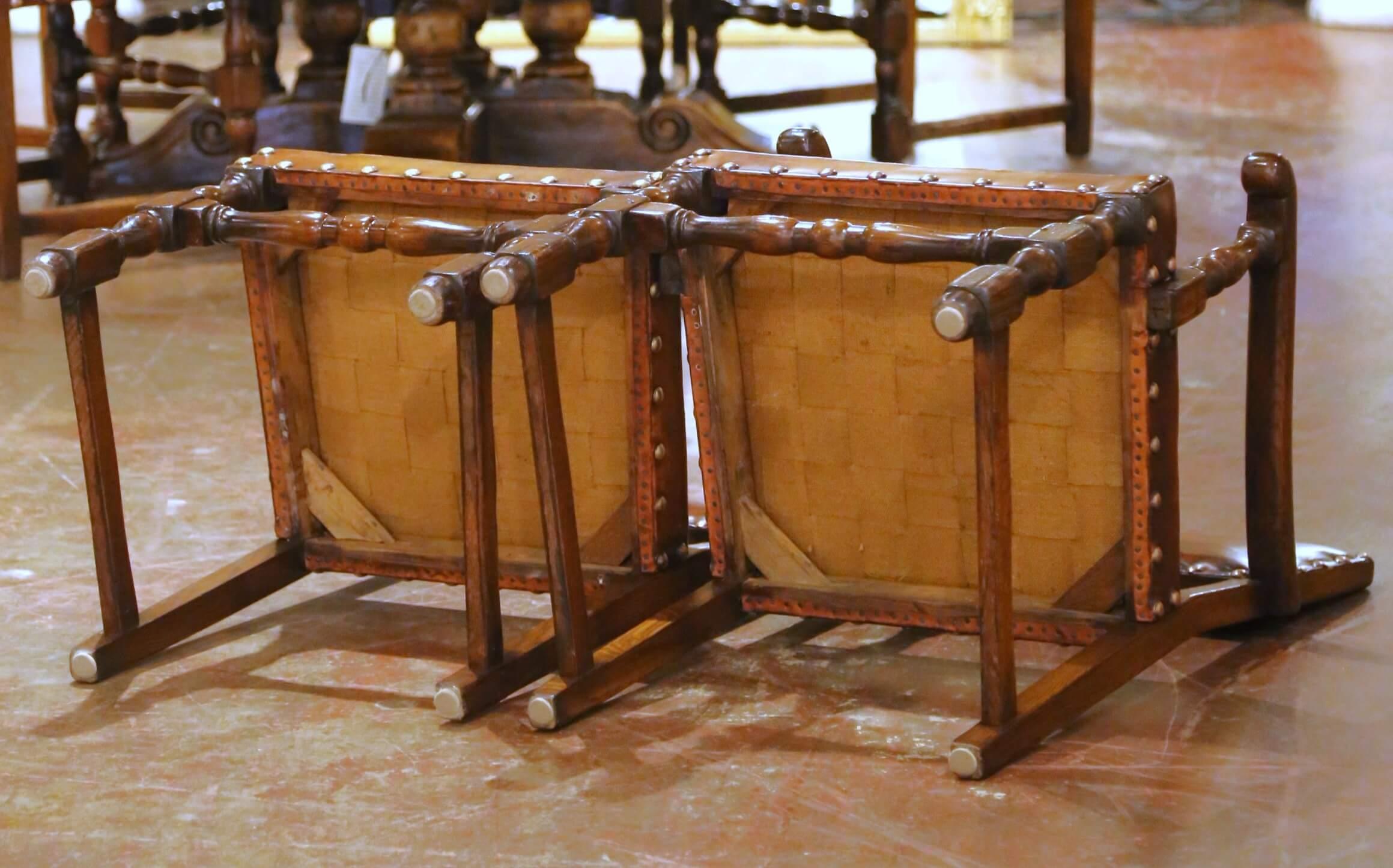 Französische Eichenstühle und -sessel des 19. Jahrhunderts mit Ledersitzen, 6-teilig im Angebot 10