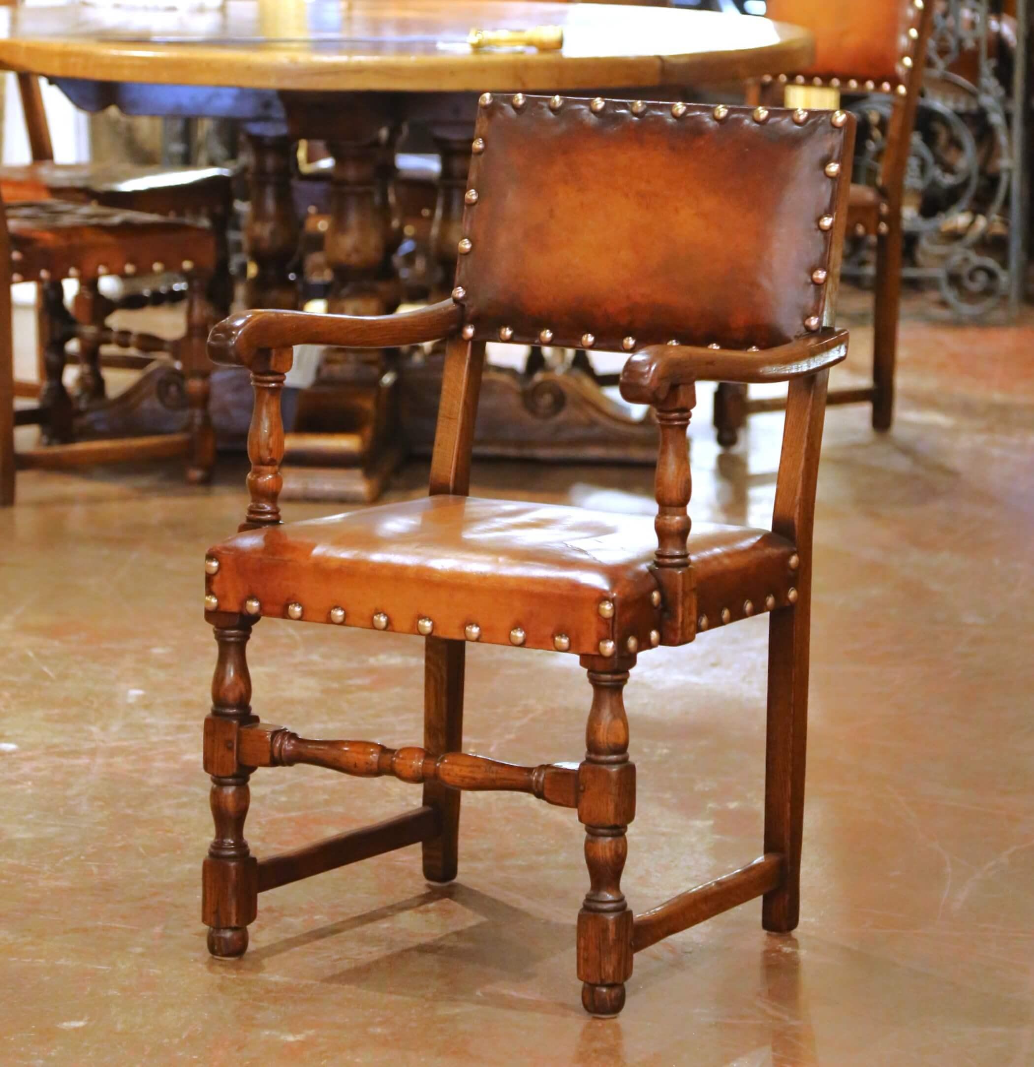 Französische Eichenstühle und -sessel des 19. Jahrhunderts mit Ledersitzen, 6-teilig im Angebot 1