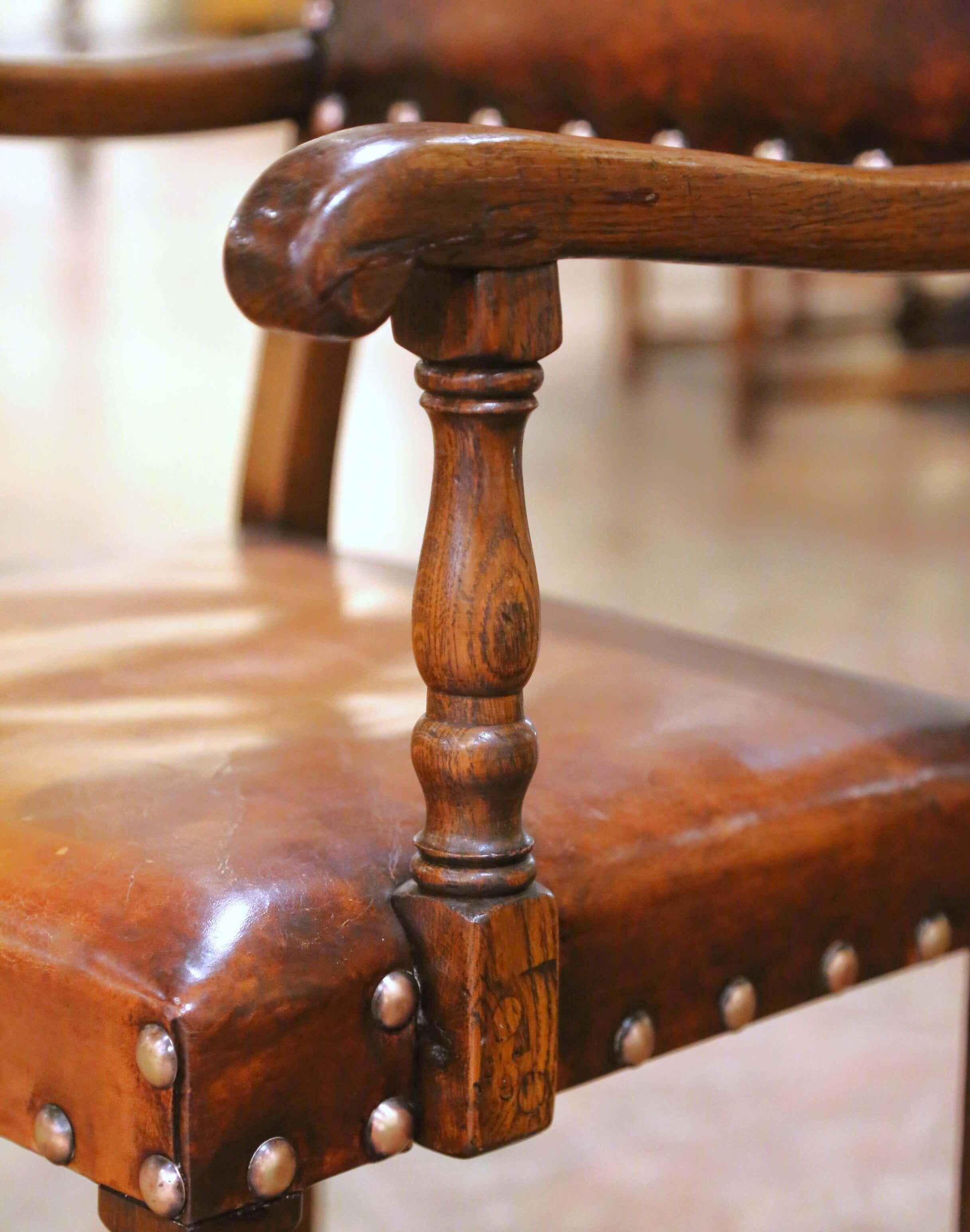 Französische Eichenstühle und -sessel des 19. Jahrhunderts mit Ledersitzen, 6-teilig im Angebot 4